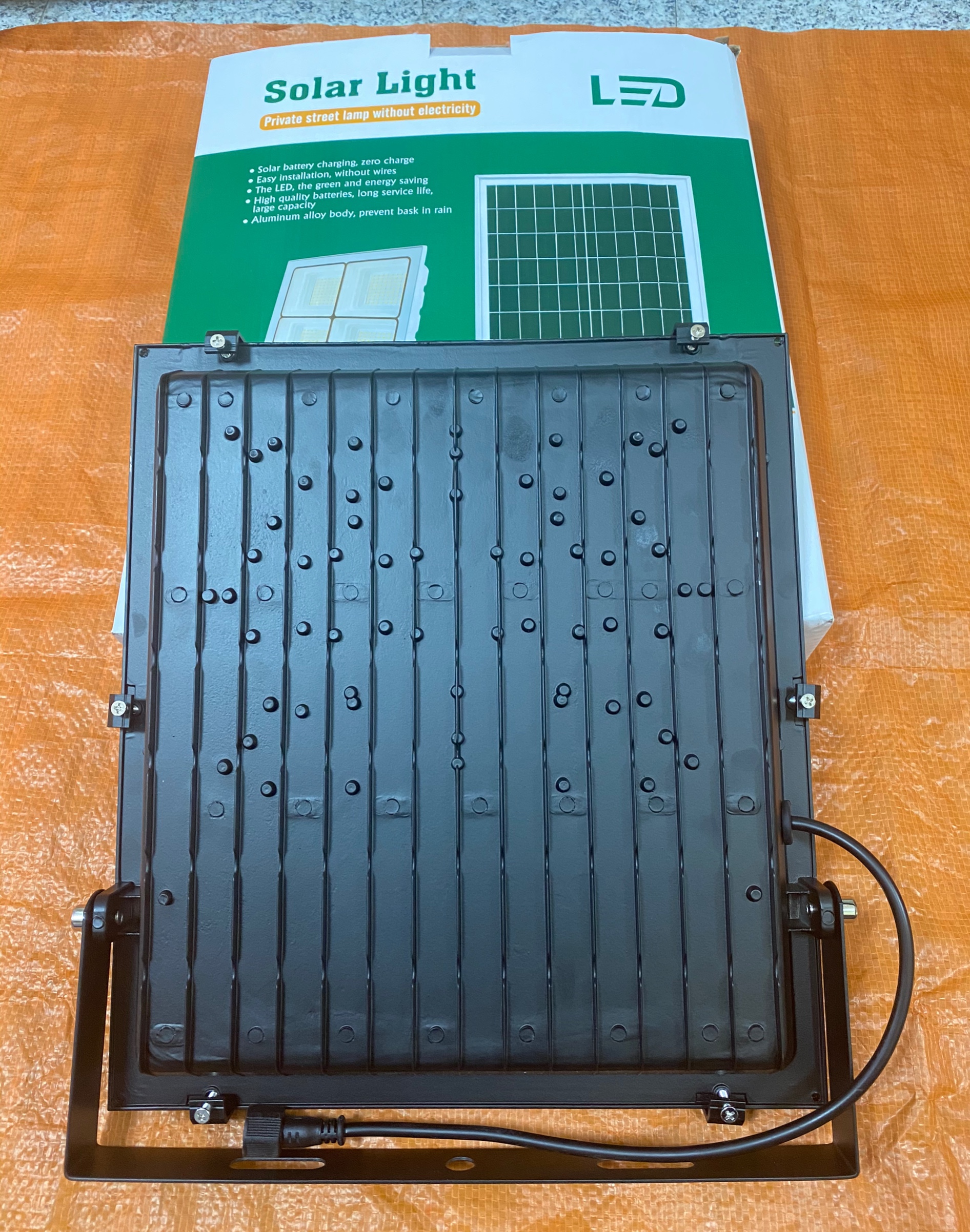 [HCM]ĐÈN PHA NĂNG LƯỢNG MẶT TRỜI 200W