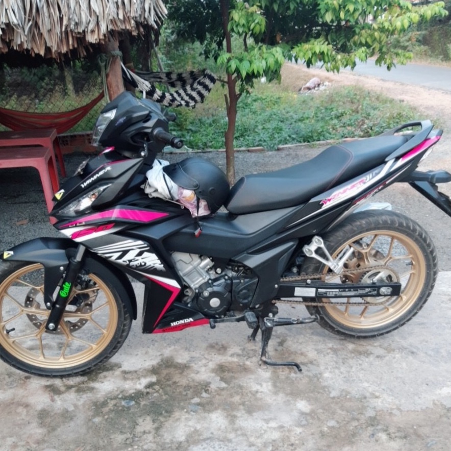 Tem rời winner GTR hồng trắng dán xe đen