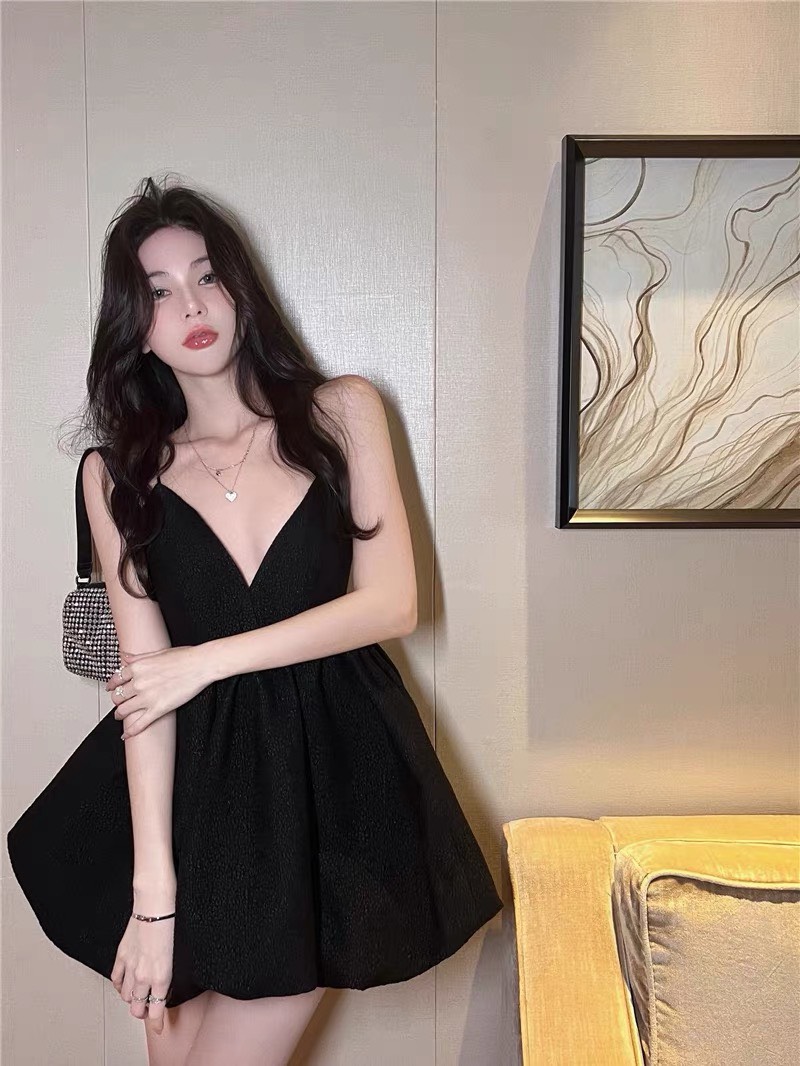 Đầm 2 dây đen xoè bồng dây chéo lưng - SR170