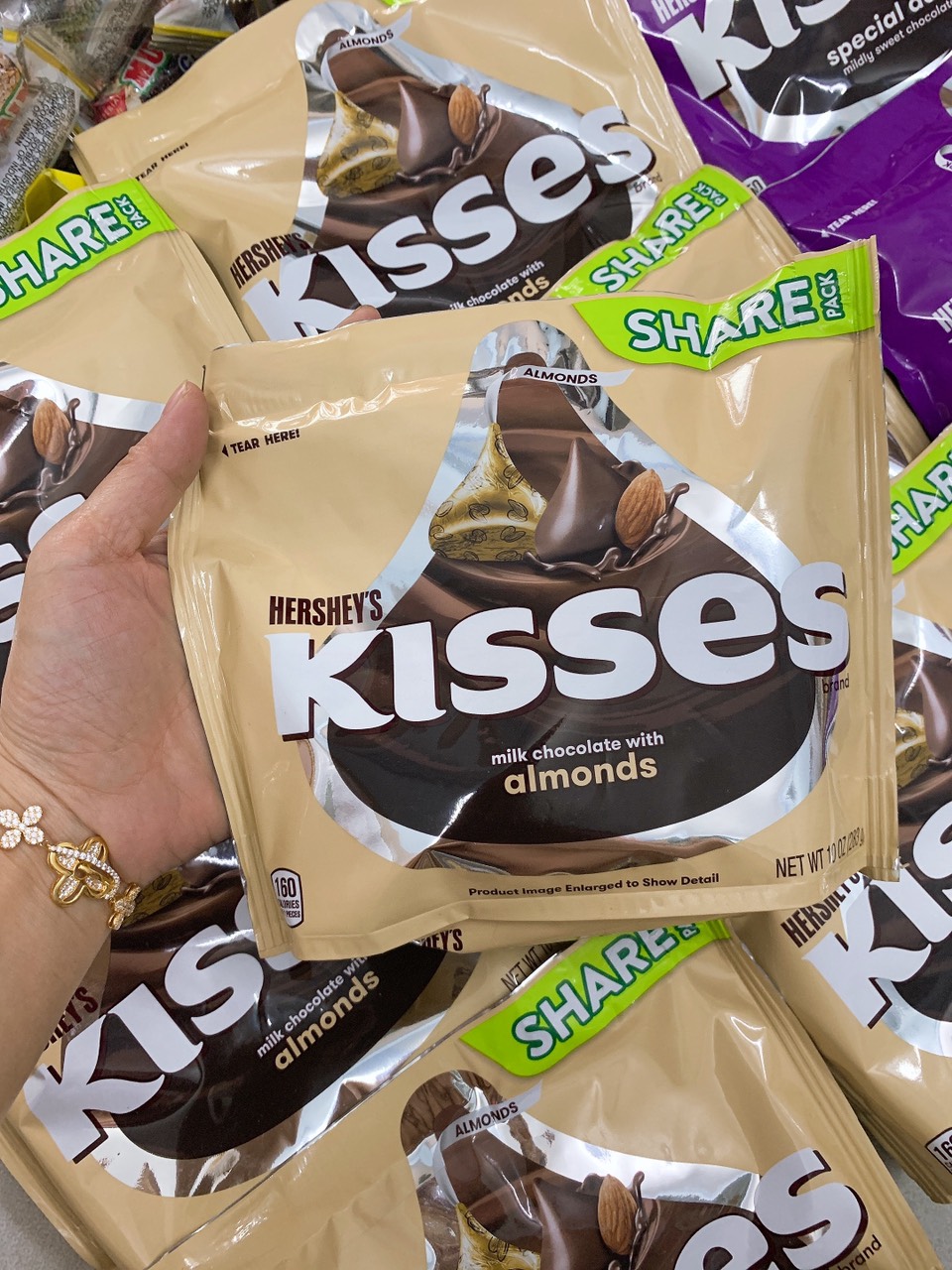 Socola hershey’s kisses milk chocolate with almonds 283g