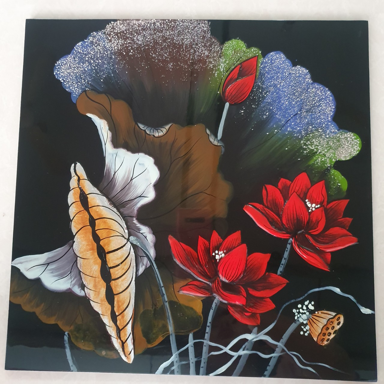 Tranh sơn mài hoa sen đỏ nền đen size 40x40 cm