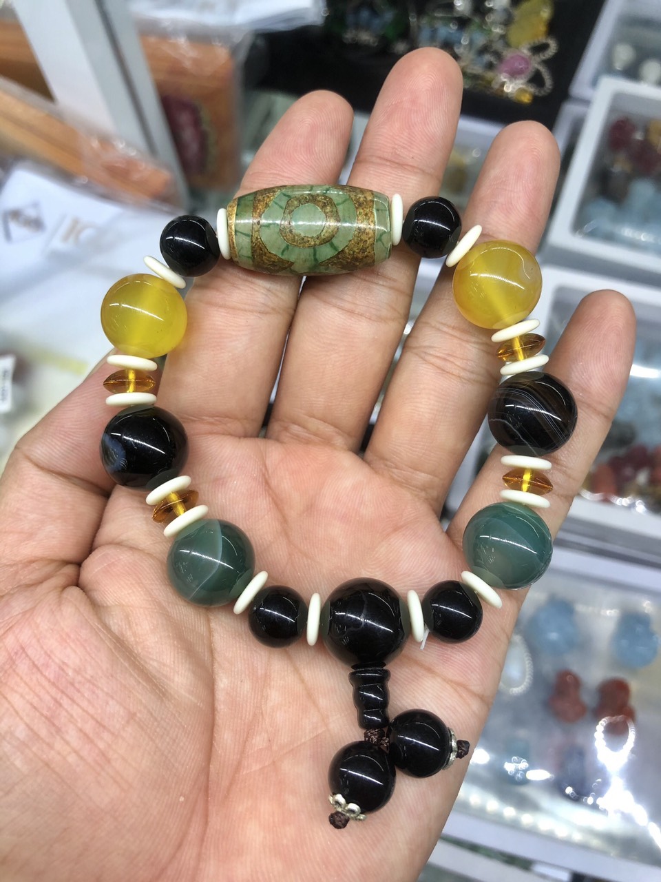 Vòng đeo tay, lắc tay phong thủy đá mã não Dzi tây tạng dạng lu lu thống