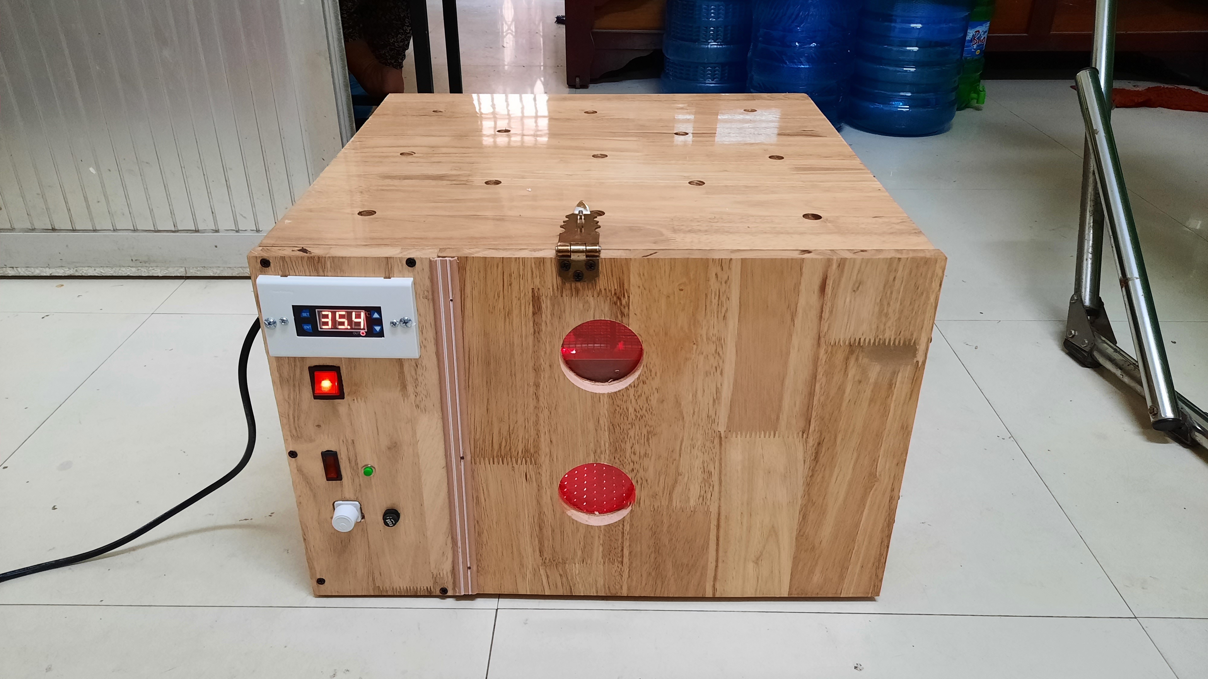MÁY ẤP 50 TRỨNG TỰ ĐỘNG THÙNG GỔ CÓ SƠN PU