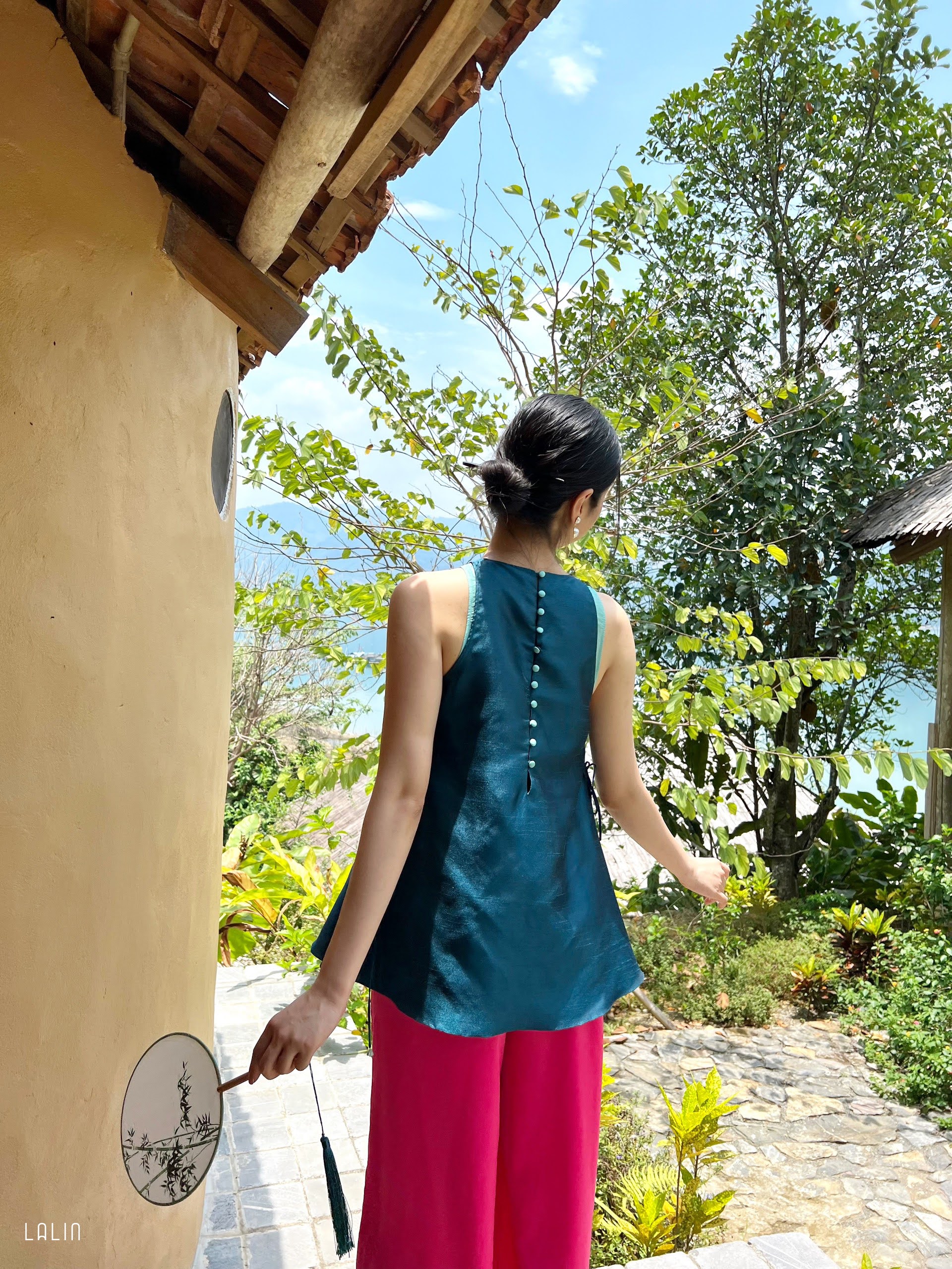 Áo lụa Tafta Lalin cổ yếm dáng suông Vân Ánh