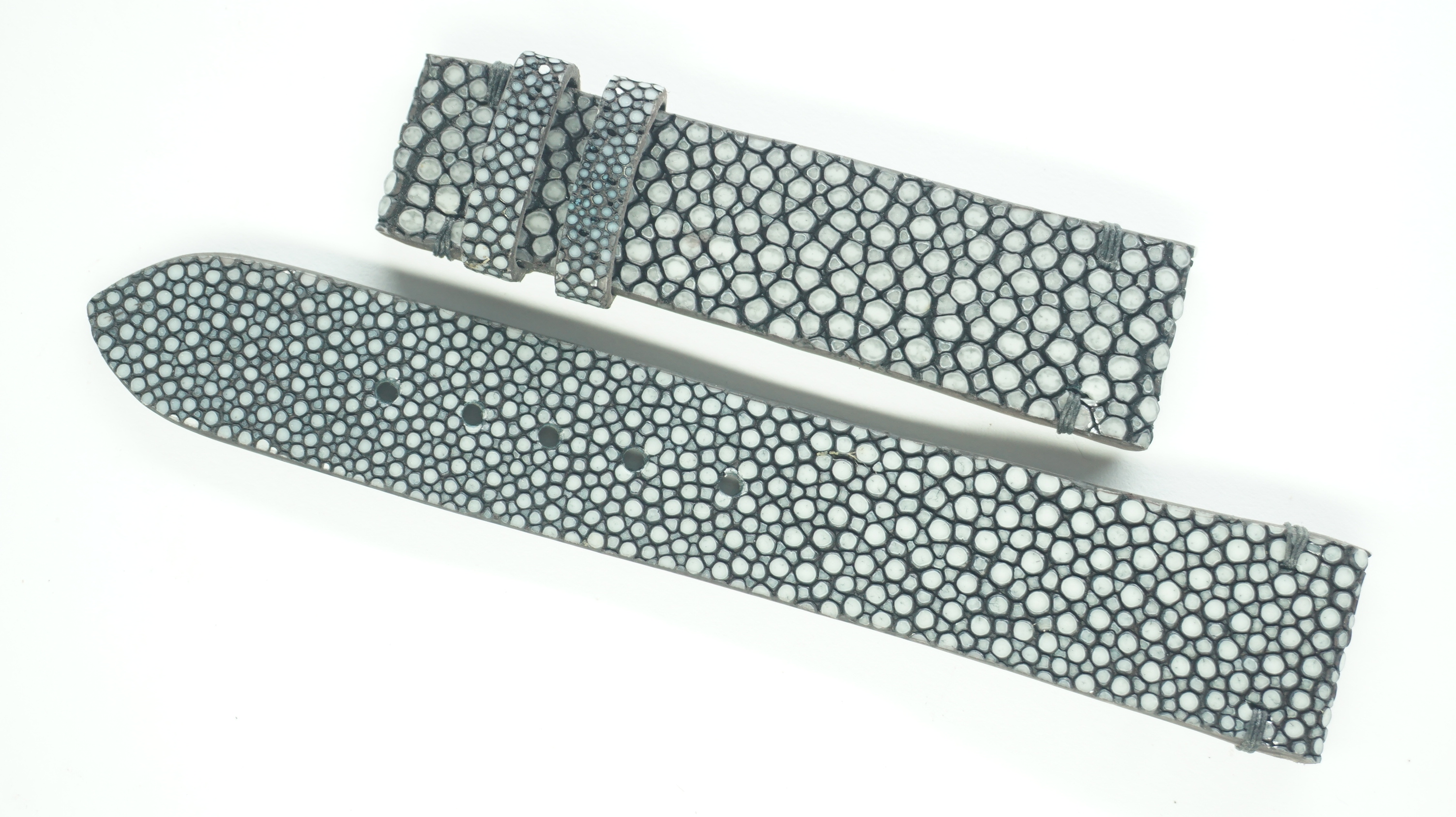 Mô tả sản phẩm Dây đồng hồ DA CÁ ĐUỐI [ DA THẬT 100% ] Vân Hạt ( 20mmx18mmx123mm )