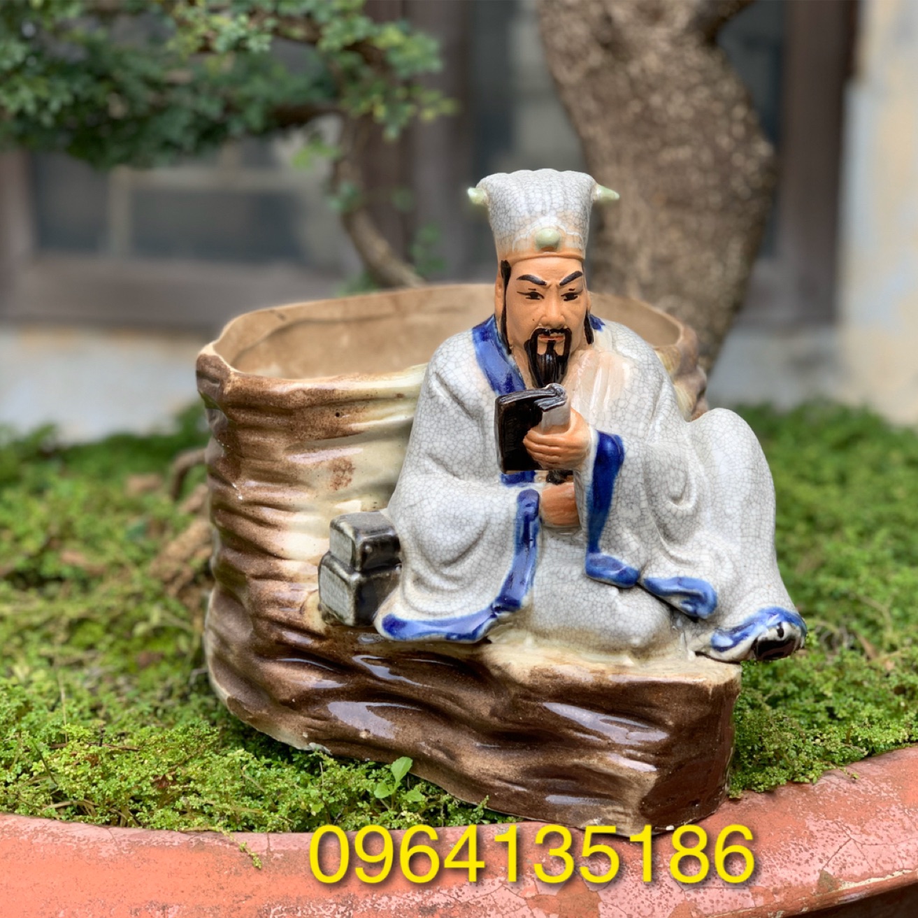 Tượng Khổng Minh đọc sách bên chậu trồng cây gốm sứ Bát Tràng