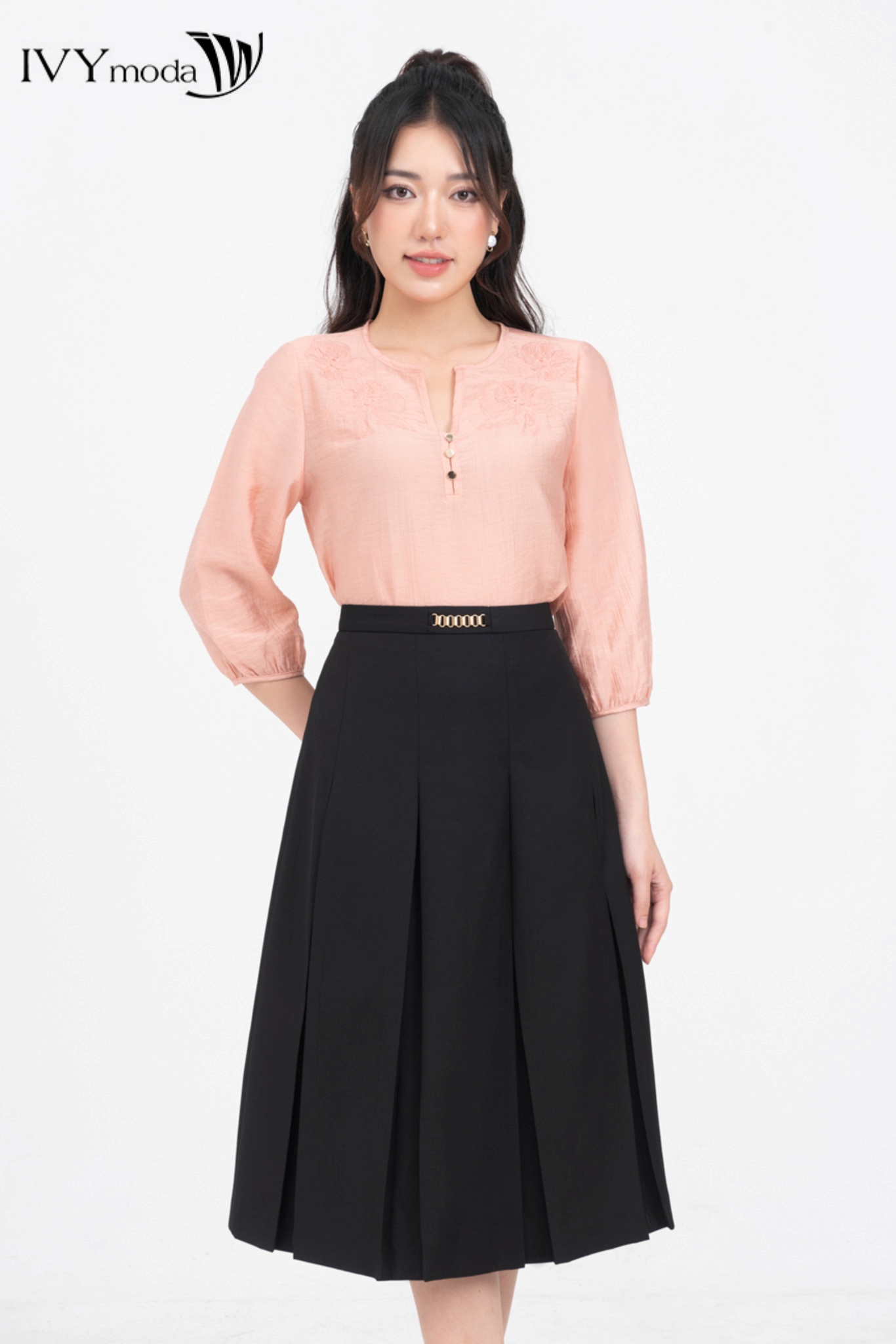 Áo kiểu cổ V phối khuy IVY moda MS 17M8246