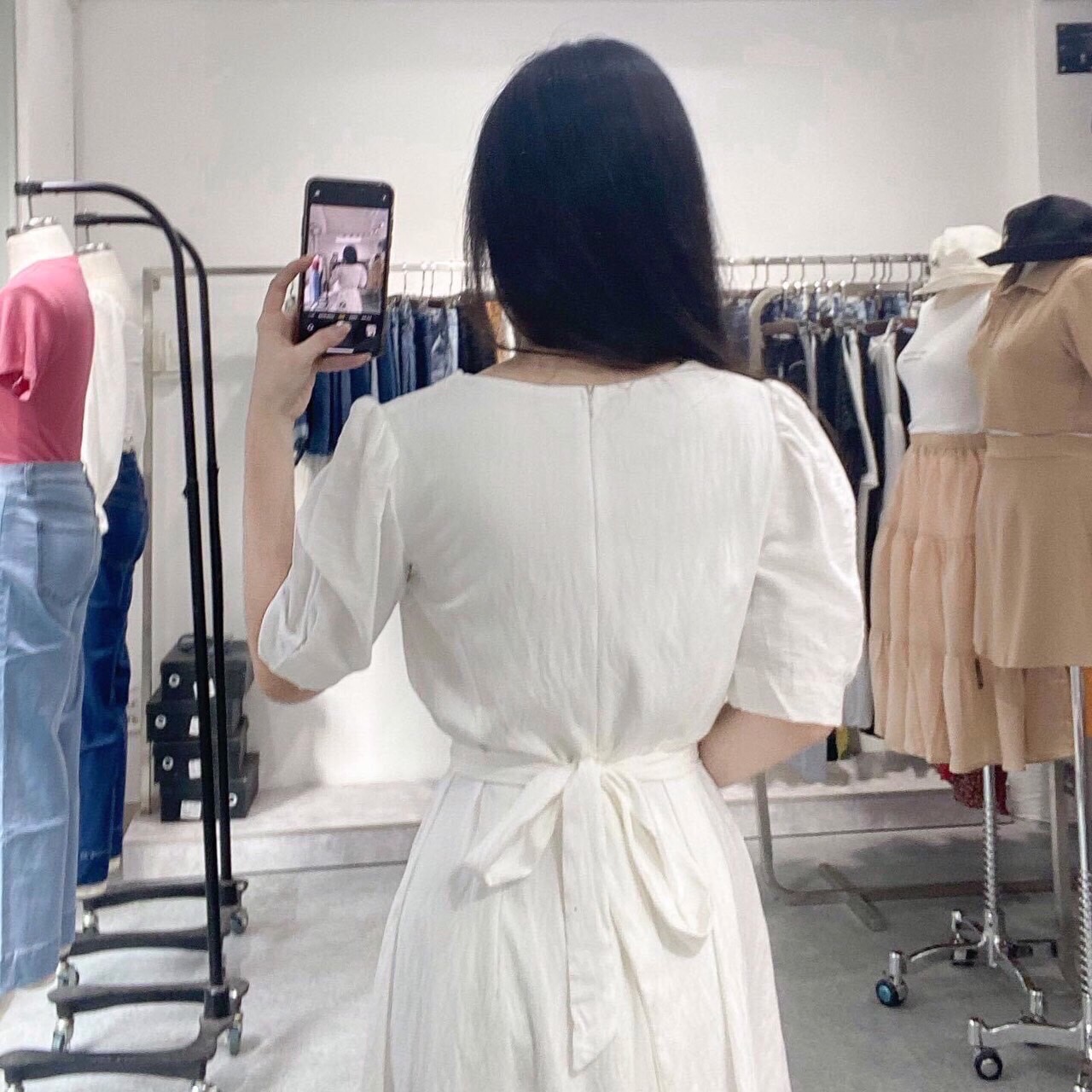 Đầm trắng cổ tròn thắt eo