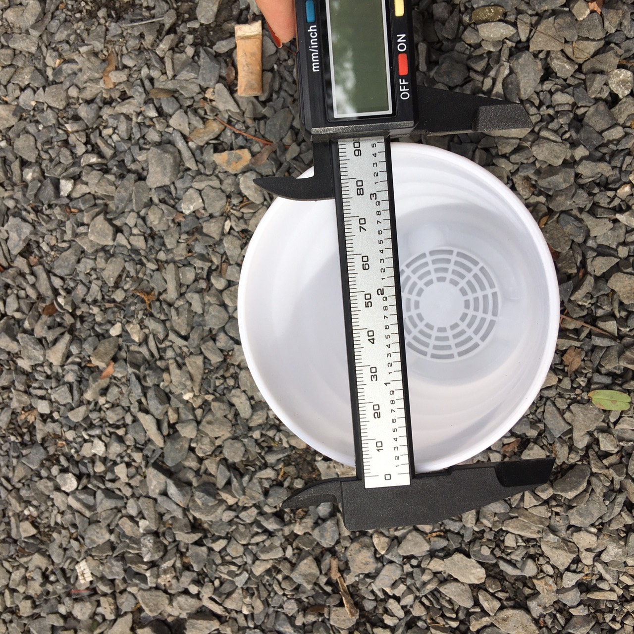 Chậu nhựa trắng kèm dĩa có đế 6cm
