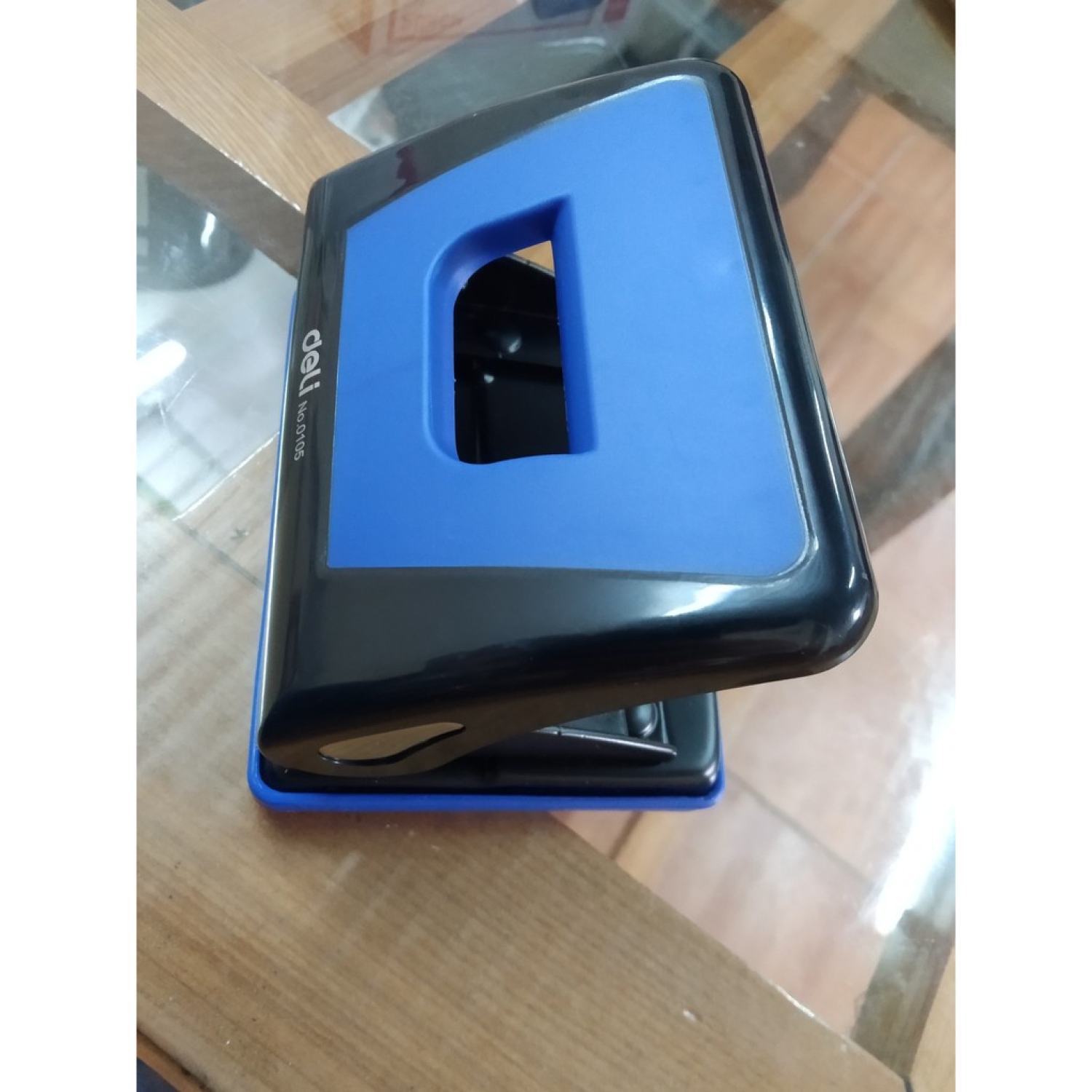 Máy đục lỗ, máy bấm lỗ Deli 105 .Thích hợp cho giới văn phòng dập chứng từ tài liệu