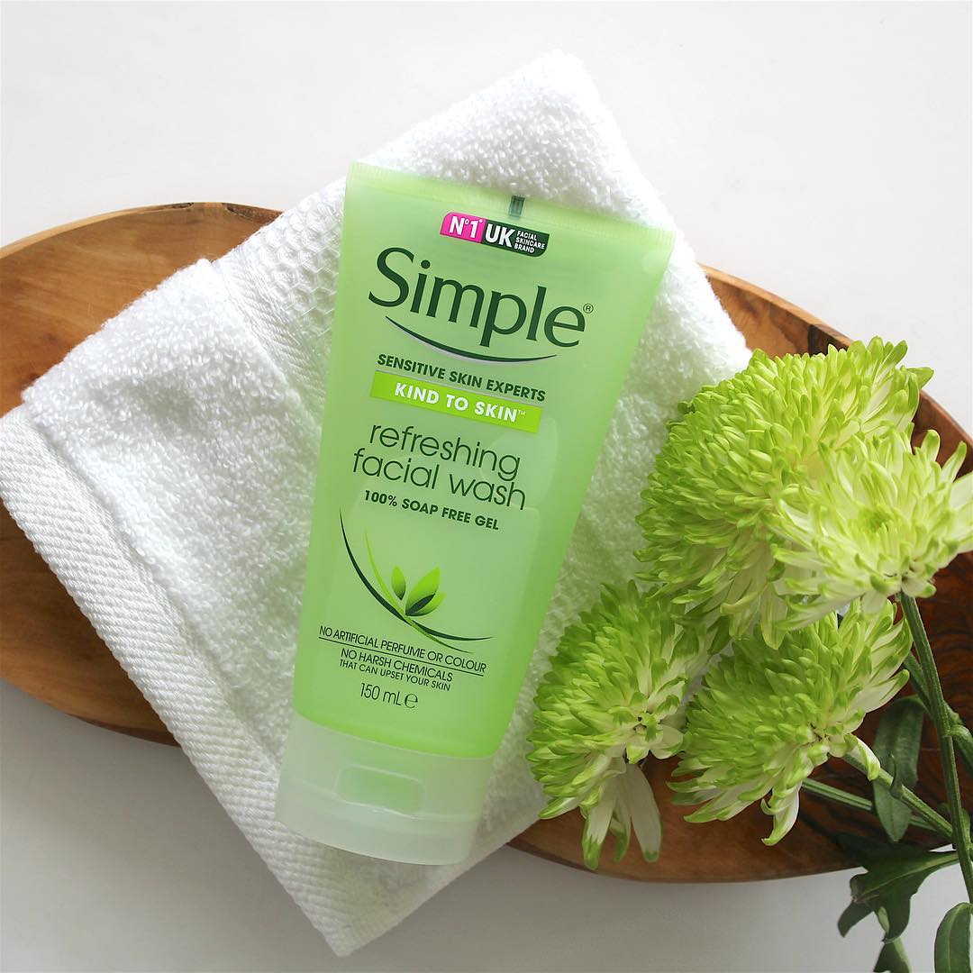 Sữa Rửa Mặt Dịu Nhẹ Simple 150ml