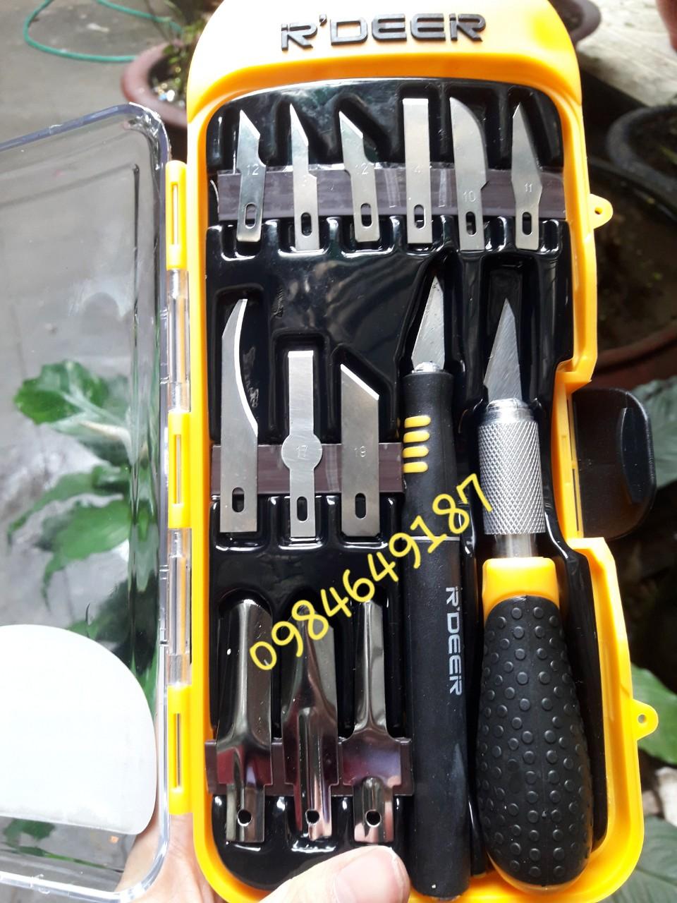 Bộ dao điêu khắc, chạm, trổ, tách, 12 lưỡi dao và mũi nạy - 1 Dao cán nhựa (có lưỡi dao đi kèm) to dễ cầm có thể dùng với 11 loại mũi dao - 1 Dao cán bọc nhựa (có lưỡi dao đi kèm) nhỏ gọn tiện dụng.