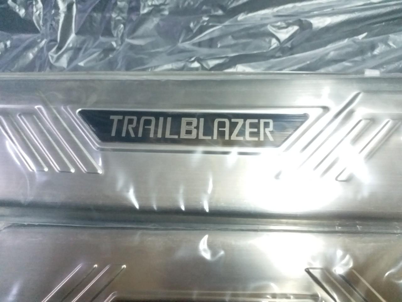 Bộ ốp bậc trong, nẹp bước chân Trong Inox Xe Chevrolet TrailBlazer đời xe 2016-2021