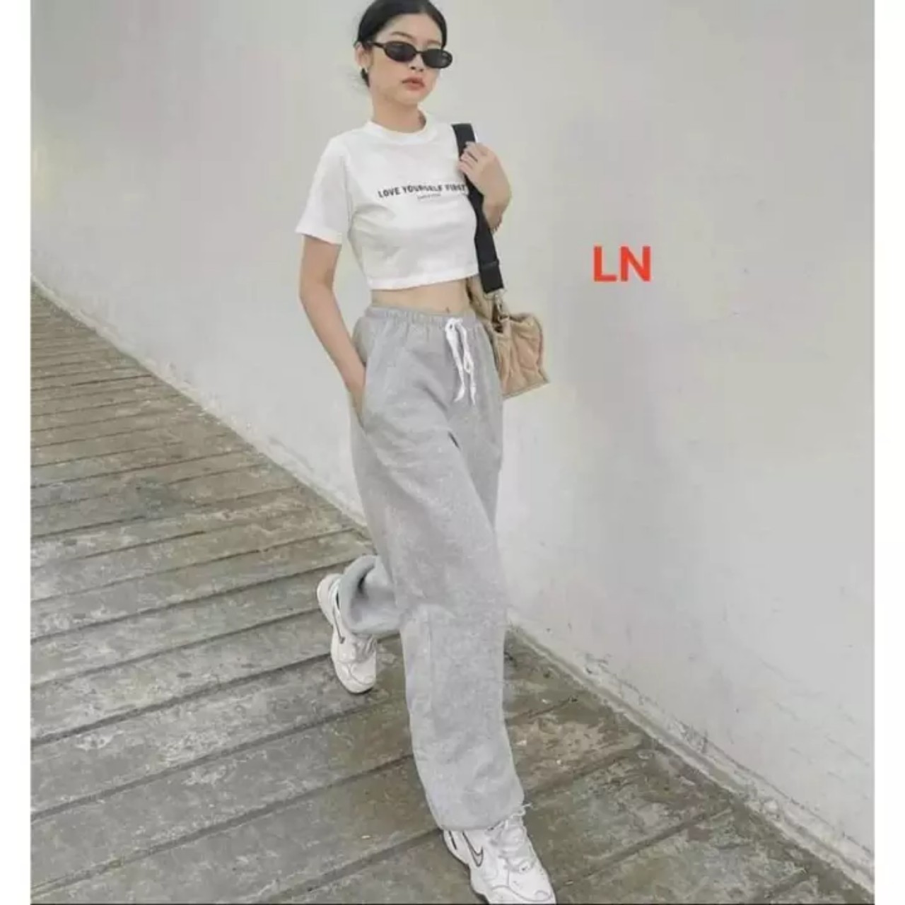Áo Croptop Cá Tính + Quần Bom