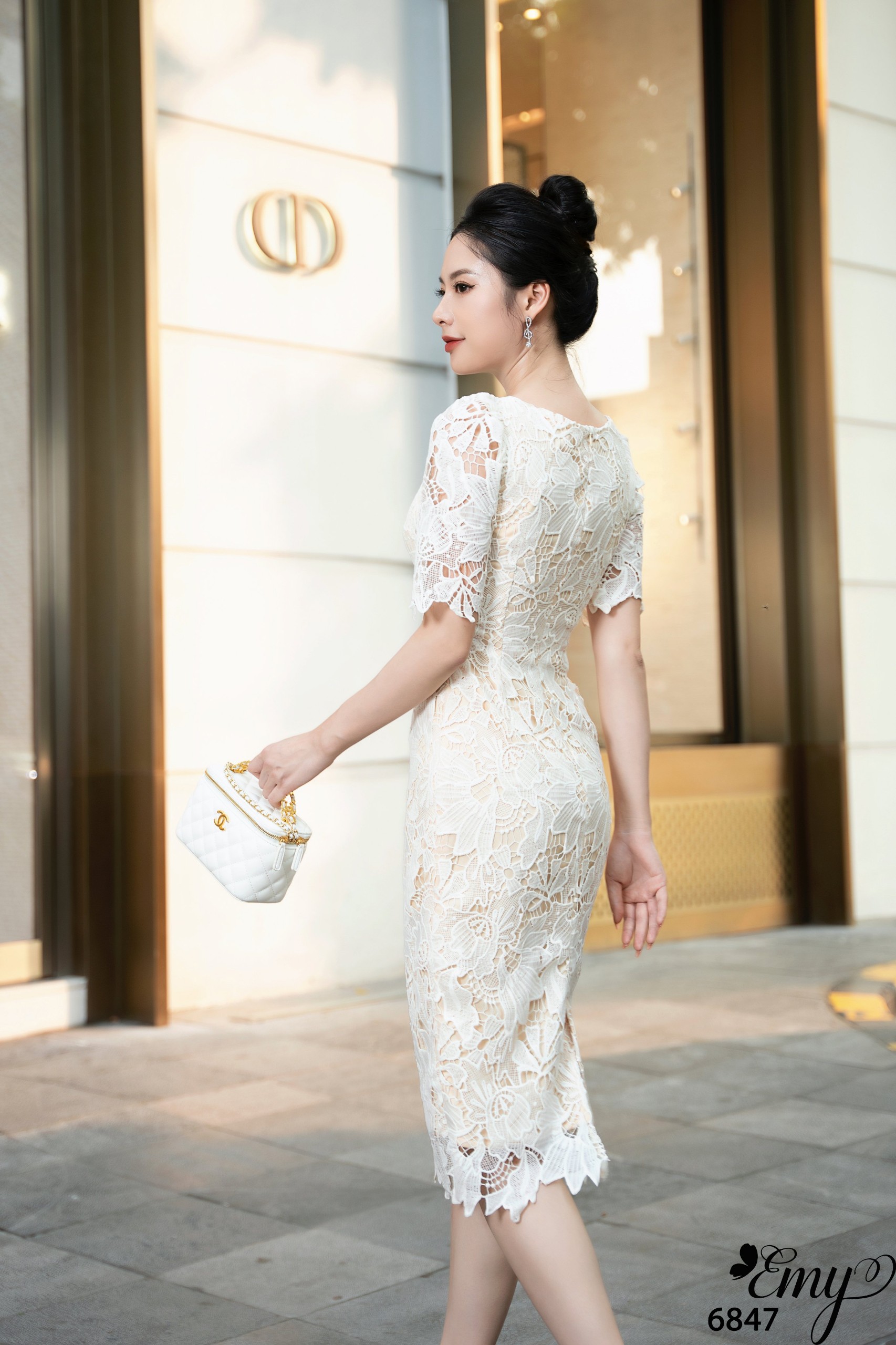 Đầm EMY EM6847 Body Ren Nền Kem