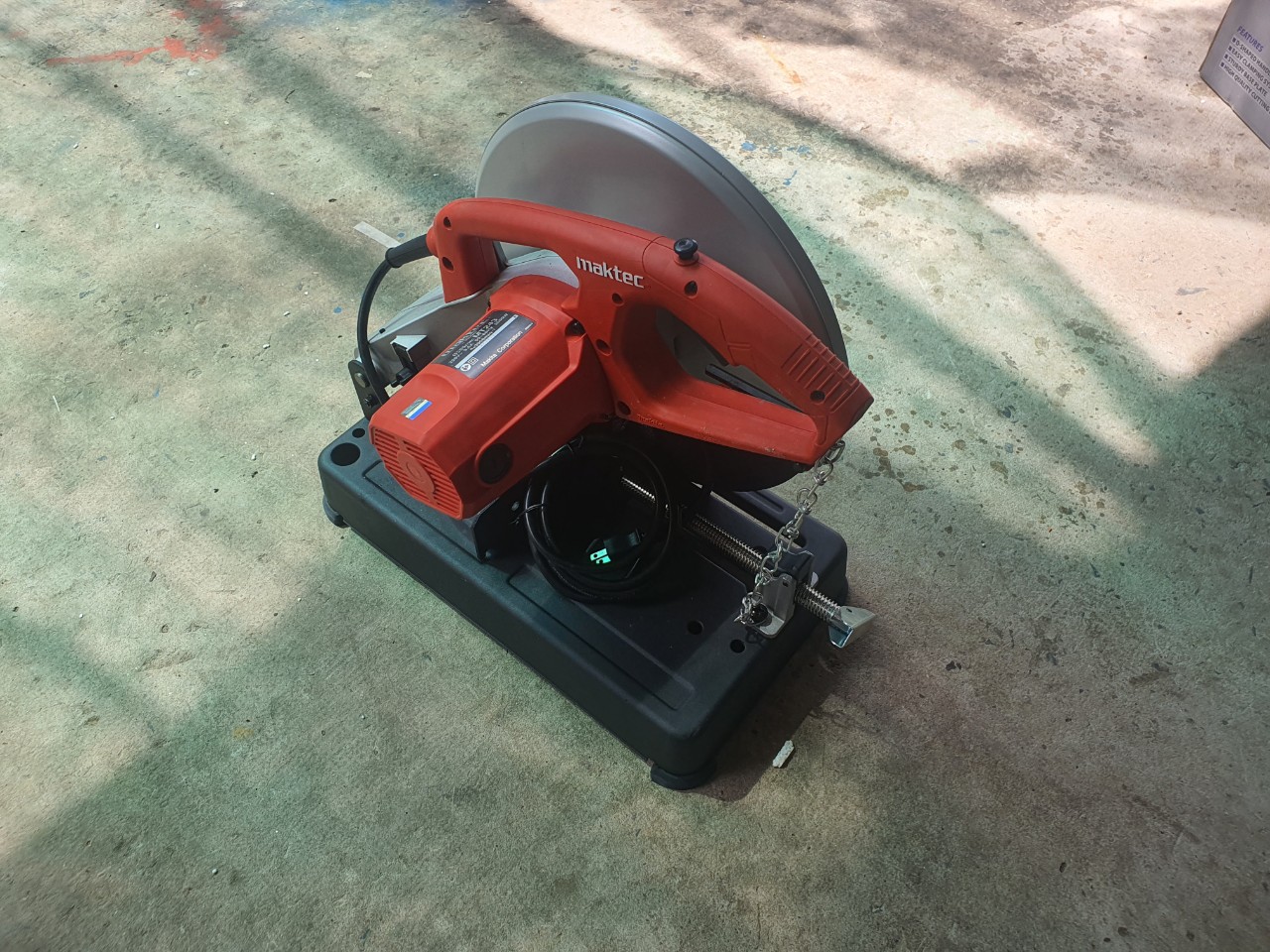 Máy cắt sắt Maktec MT243