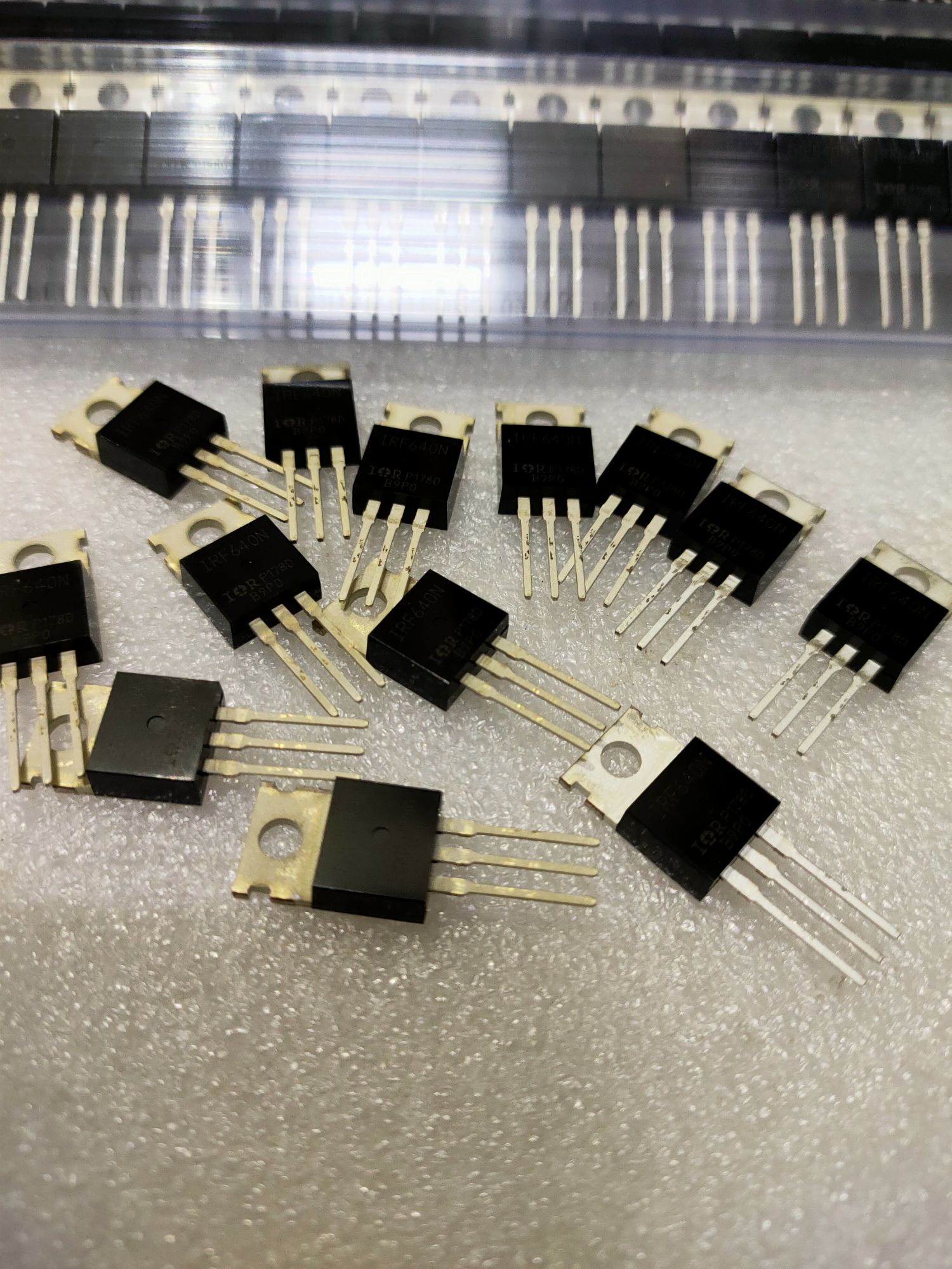 5 Con MOSFET IRF640
