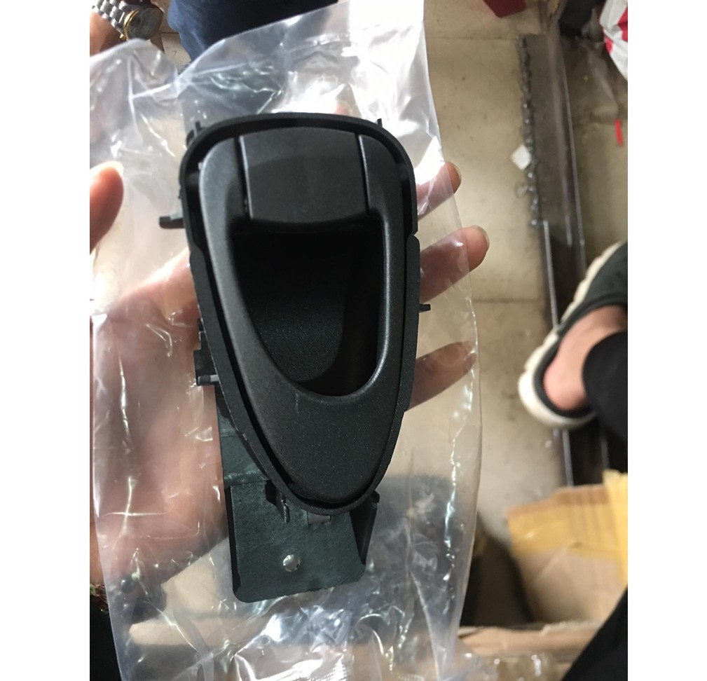 Tay mở cửa trong lanos