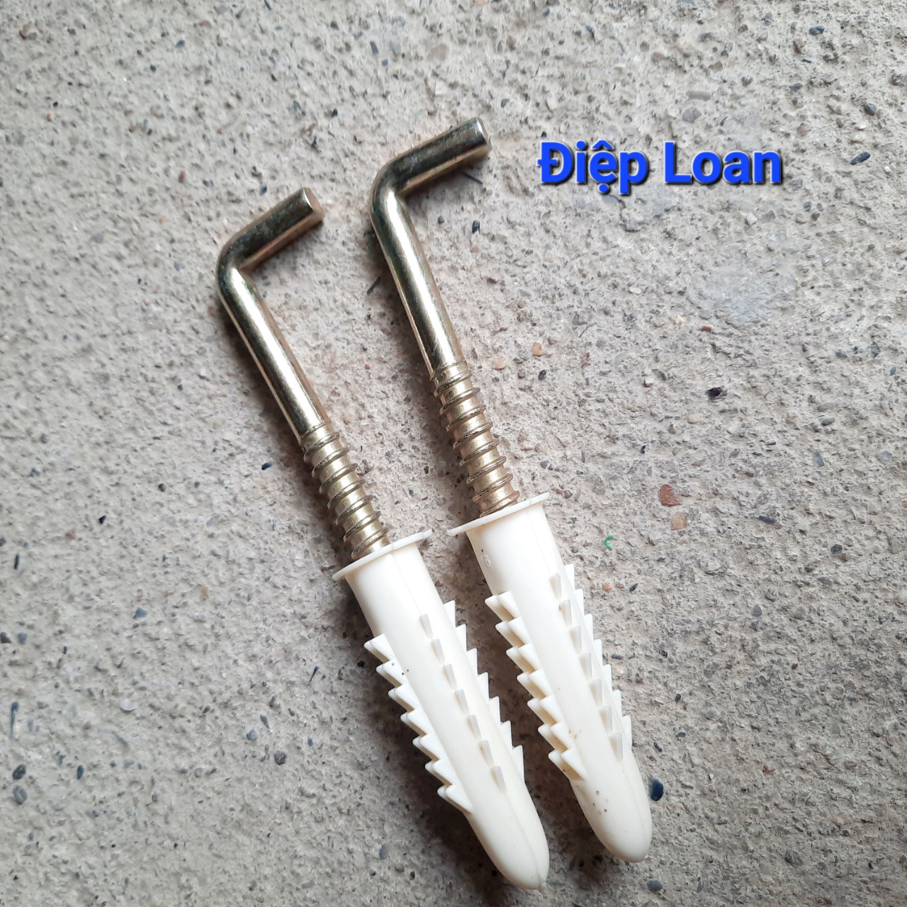 Móc treo bình nóng lạnh