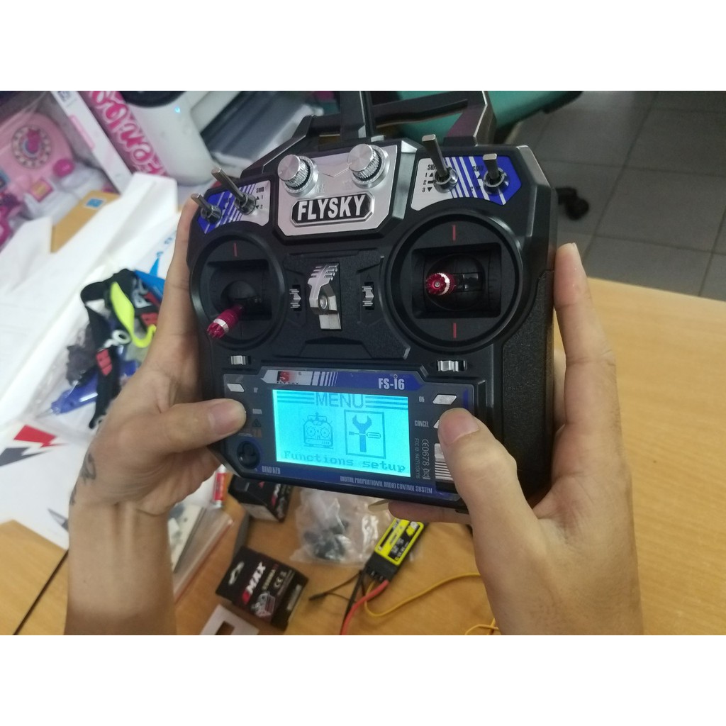 Bộ tay điều khiển 6 kênh Fly Sky I6 đã kèm mạch thu dùng để chế tạo máy bay mô hình cỡ lớn, tàu thủy