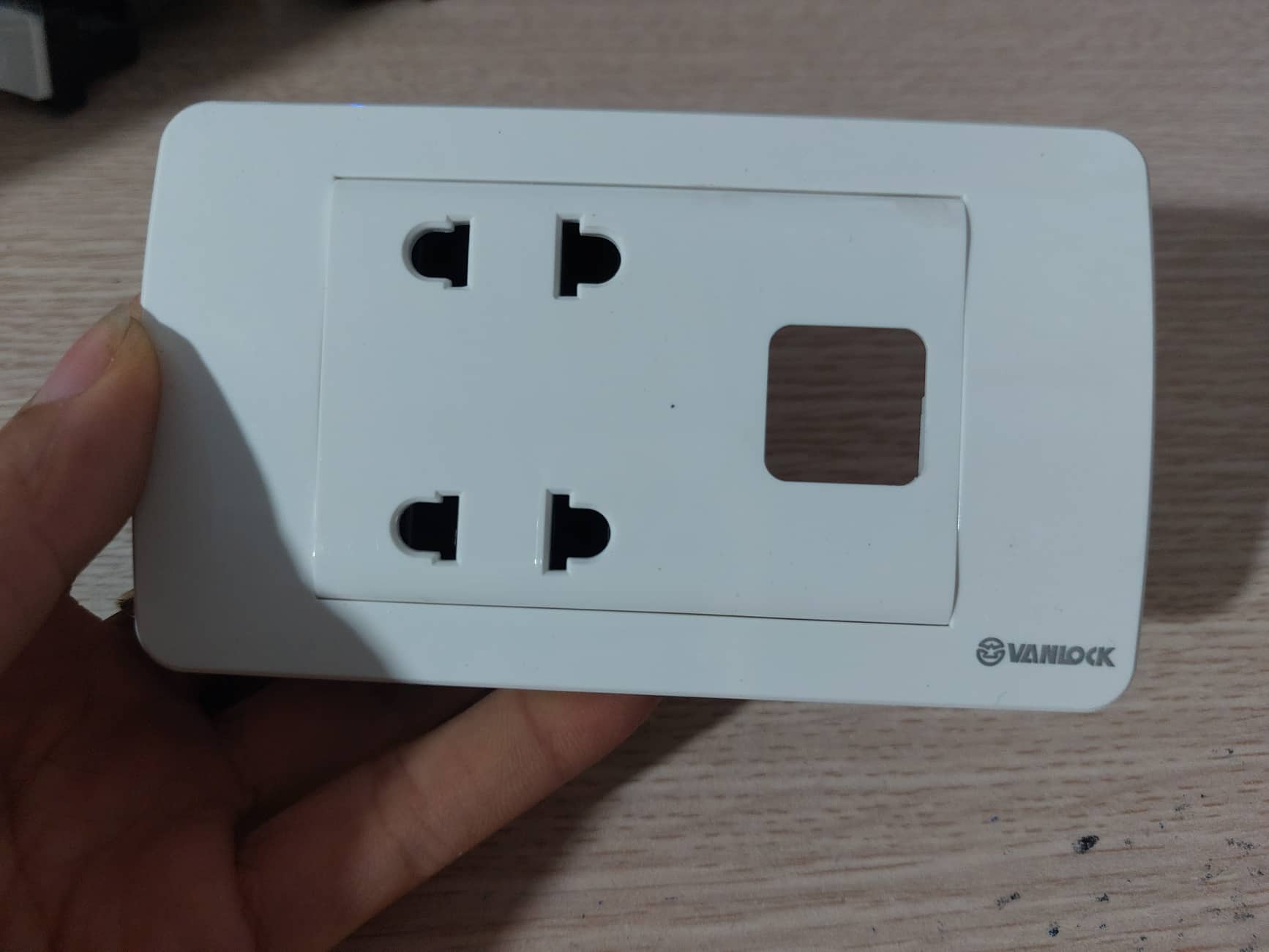 Mặt công tắc kèm ổ cắm SINO Vanlock S18
