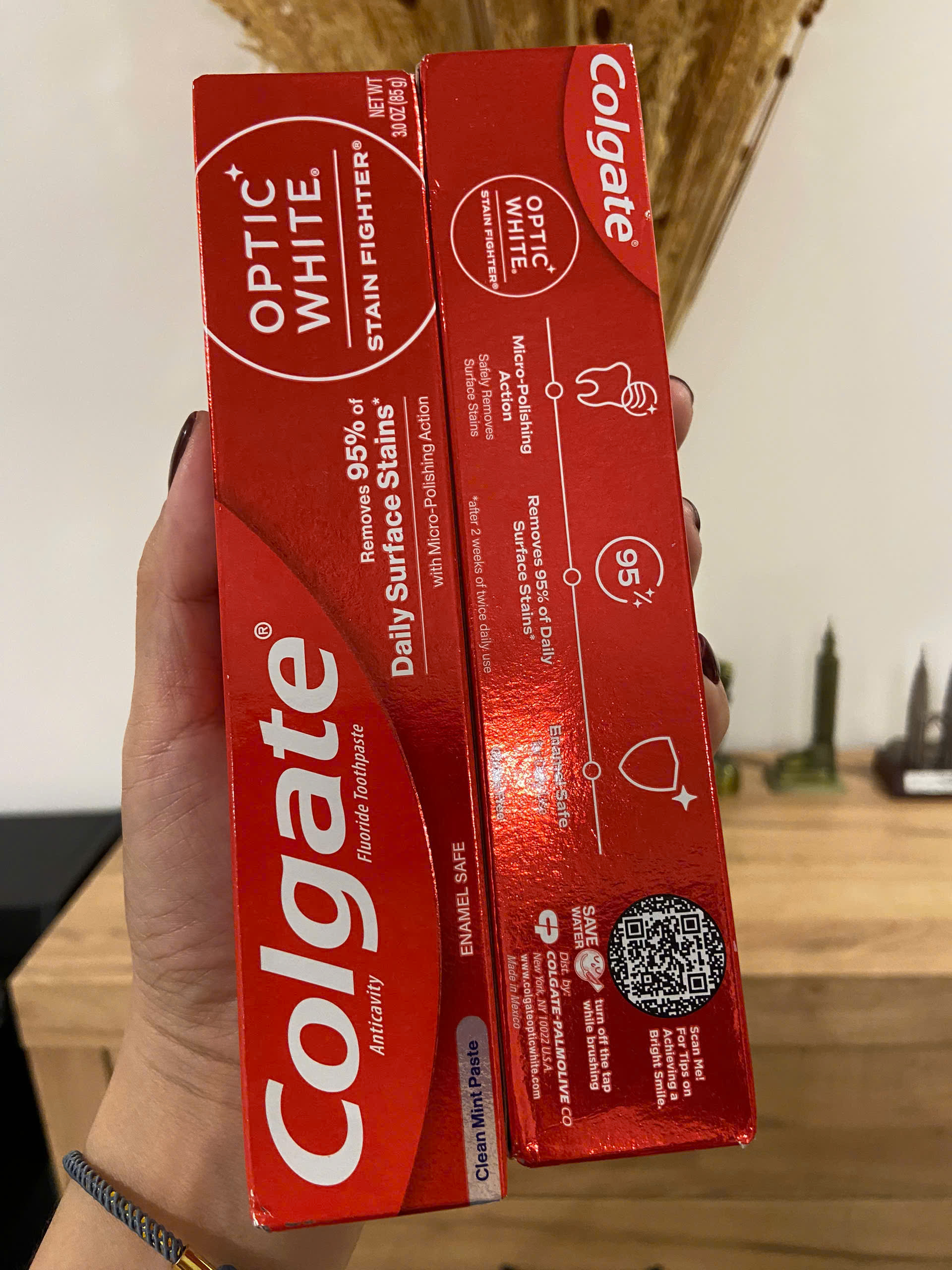 Kem đánh răng siêu trắng Colgate Optic White 119g