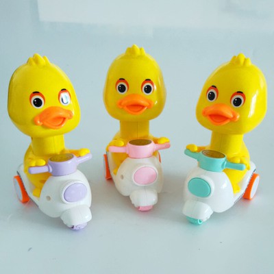Đồ chơi vịt con chạy xe máy cao cấp thú vị