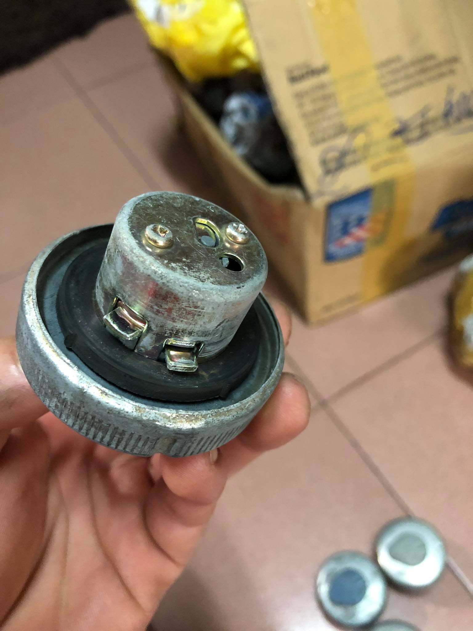 Nắp khóa xăng honda cub kèm hai chìa khóa ( hàng tháo xe)