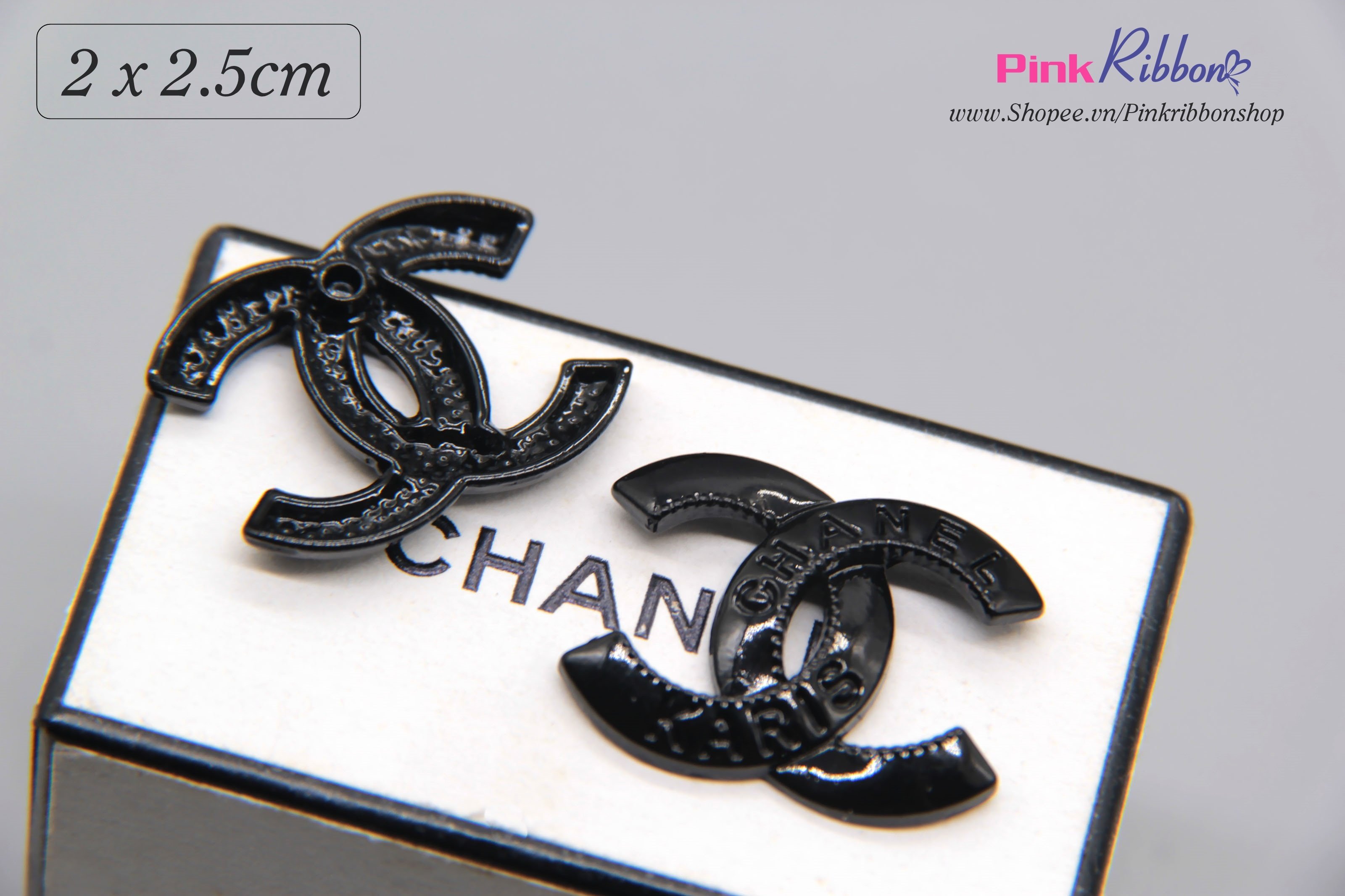 Charm chữ X đen-trắng