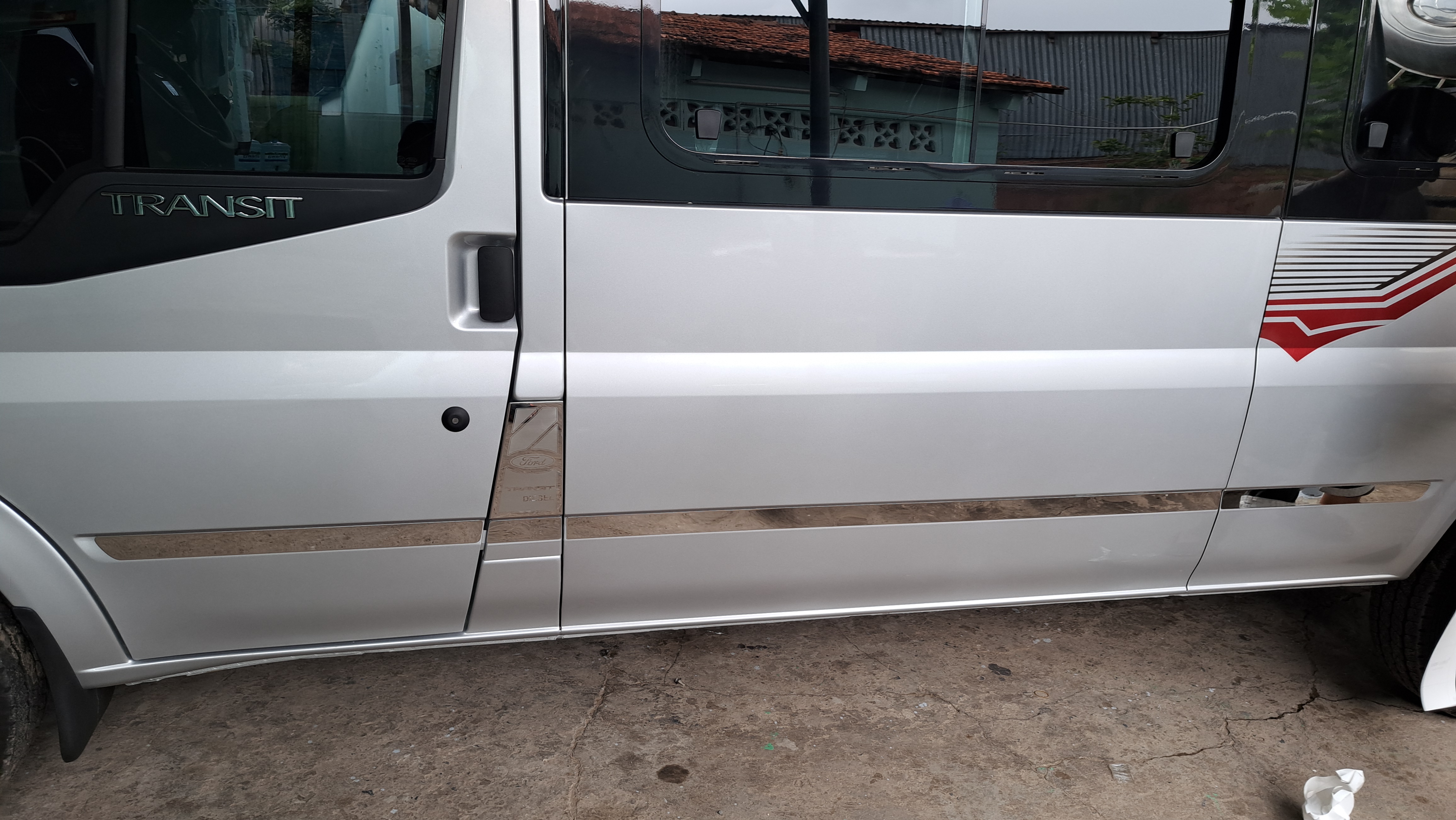 Chỉ INOX viền hông FORD Transit