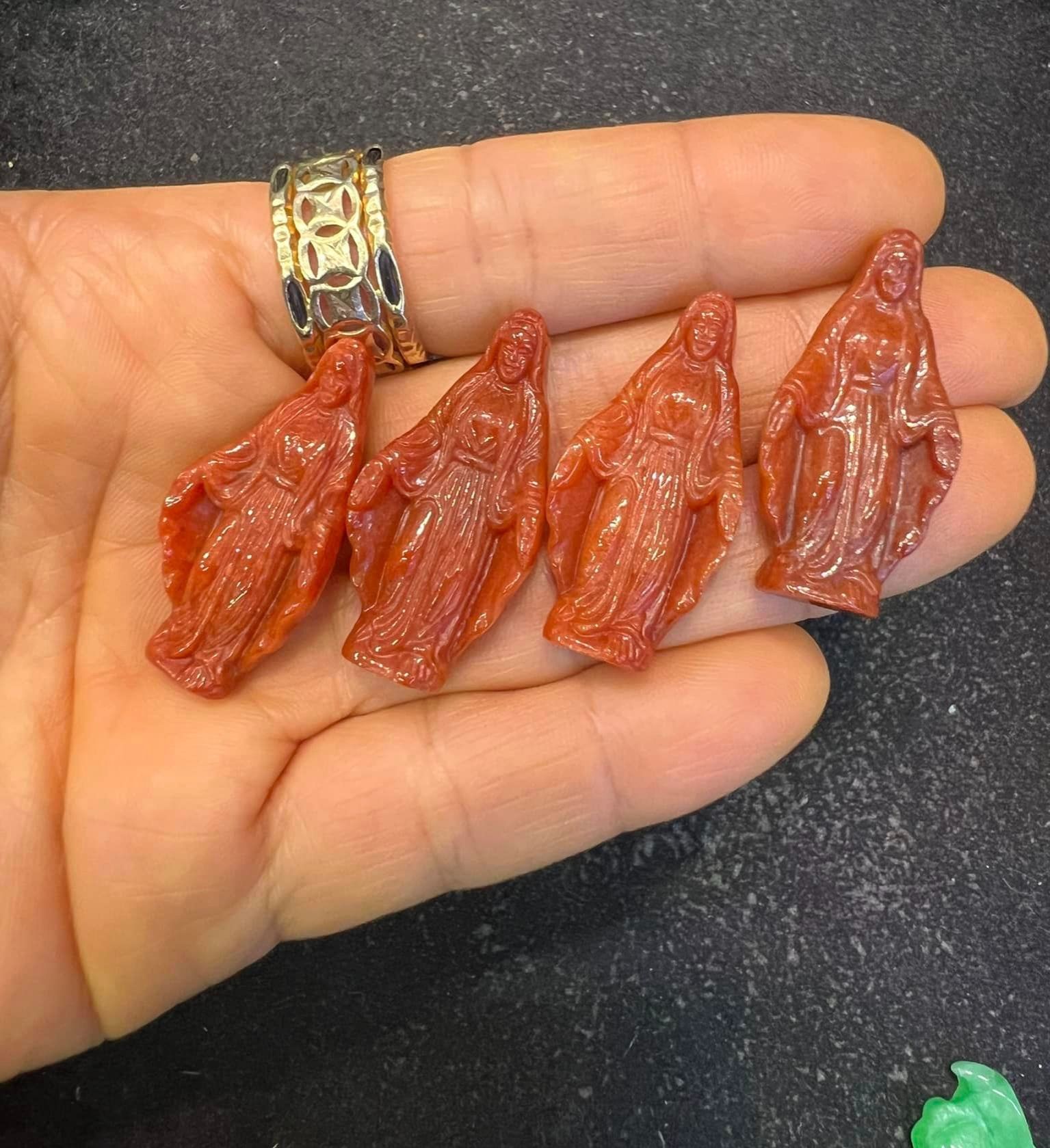 Mặt dây chuyền đức mẹ Maria với chất liệu đá cẩm thạch đỏ tự nhiên