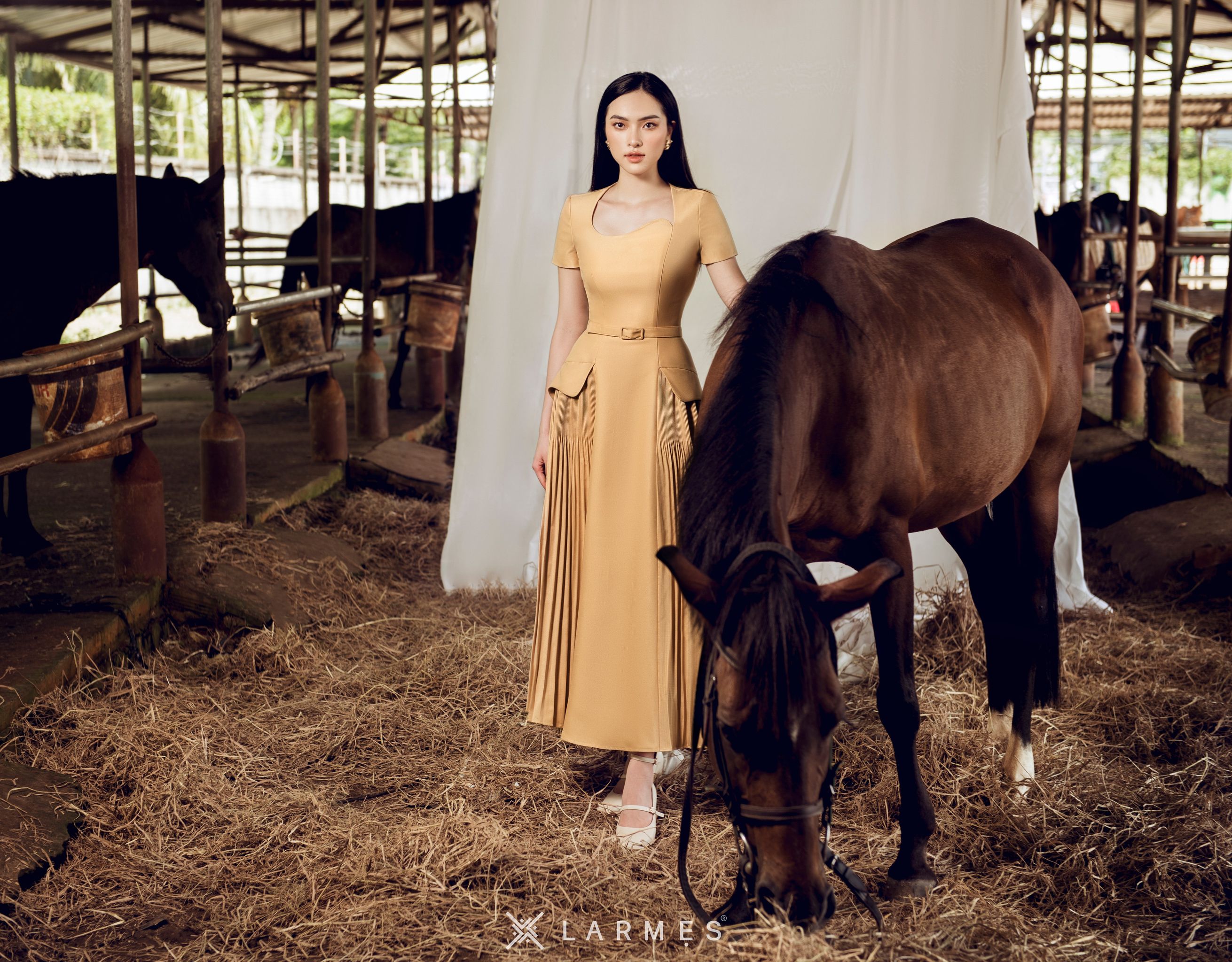 LARMES - Đầm vàng phối dập li cổ lượn Clover