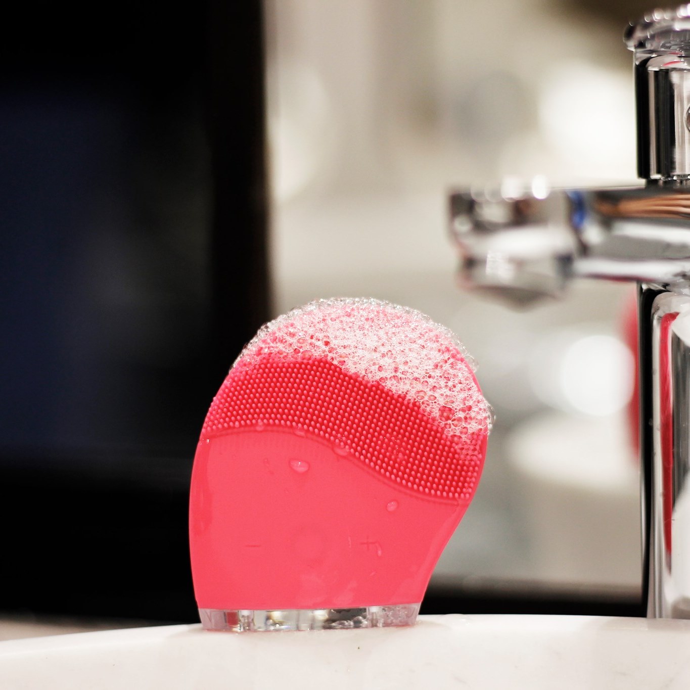 Máy Rửa Mặt Sóng Âm Halio Facial Cleansing & Massaging Device Limited Edition Hot Pink