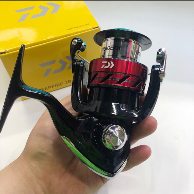 Máy câu cá Daiwa sweepfire 2B-CS màu đỏ đen