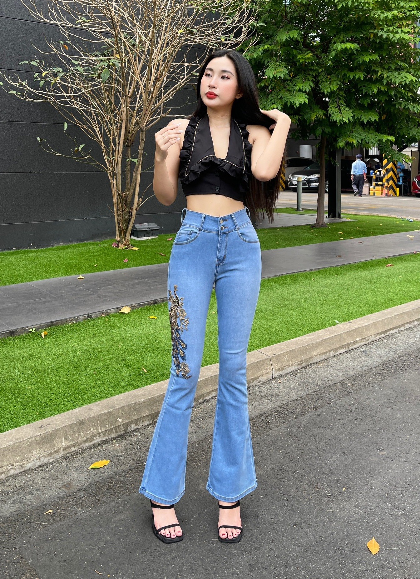 Quần Jeans Nữ Ống Loe Dài Thêu Tôn Dáng