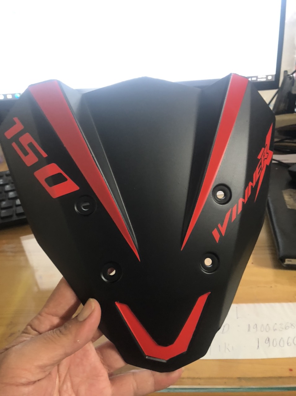 Mão Winner X V3 4 Lỗ Đen Nhám Viền Đỏ