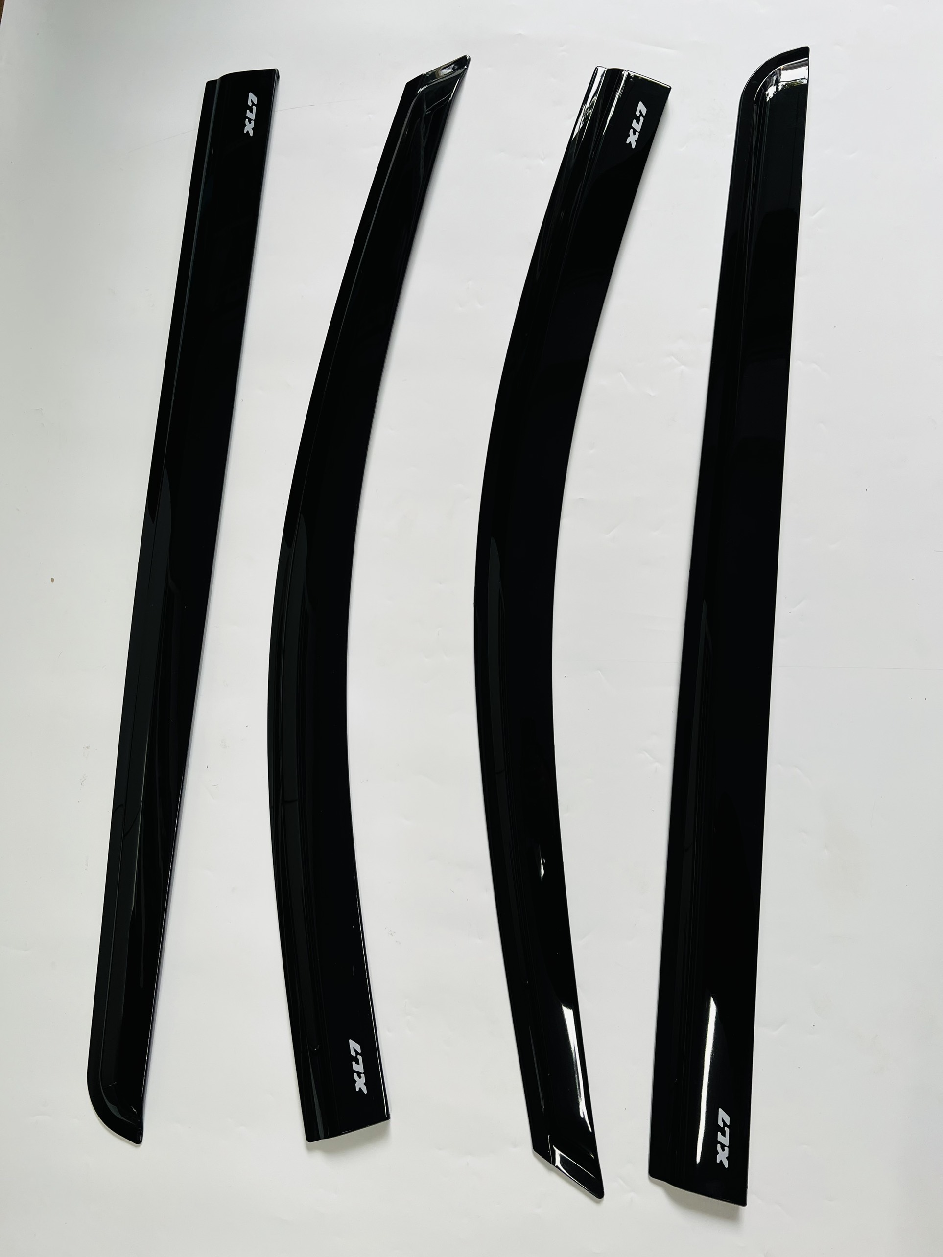 Vè che mưa dành cho Suzuki XL7 đen Thái