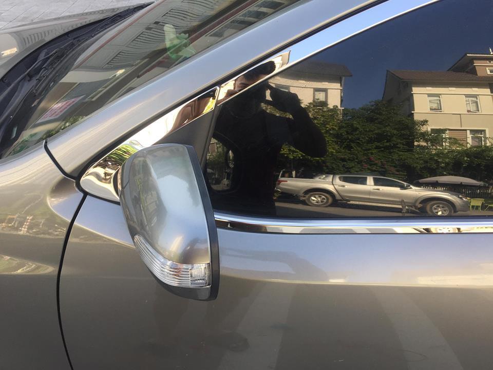 Viền inox quanh kính KiaForte