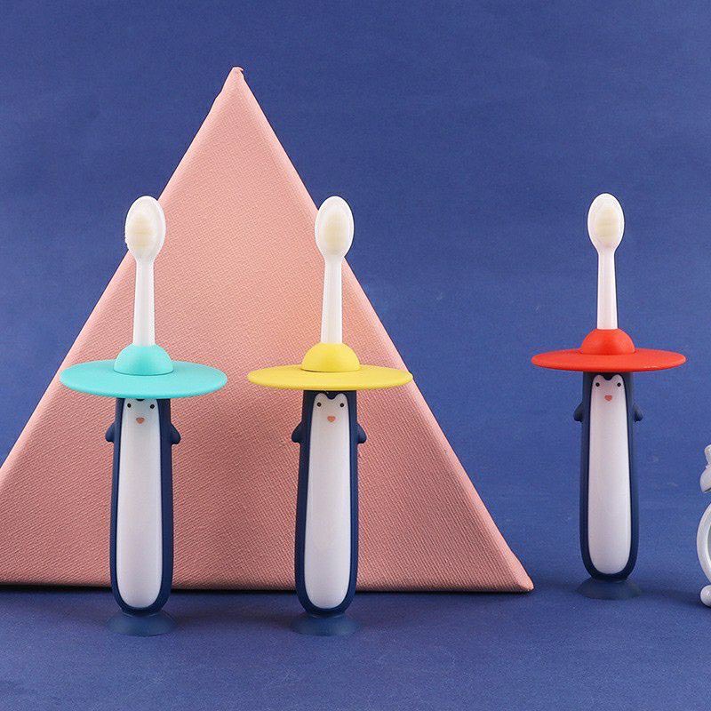 Bàn chải đánh răng lông tơ hình chim cánh cụt có vách ngăn chống hóc cho bé sợi lông mềm bảo vệ nứu cho bé