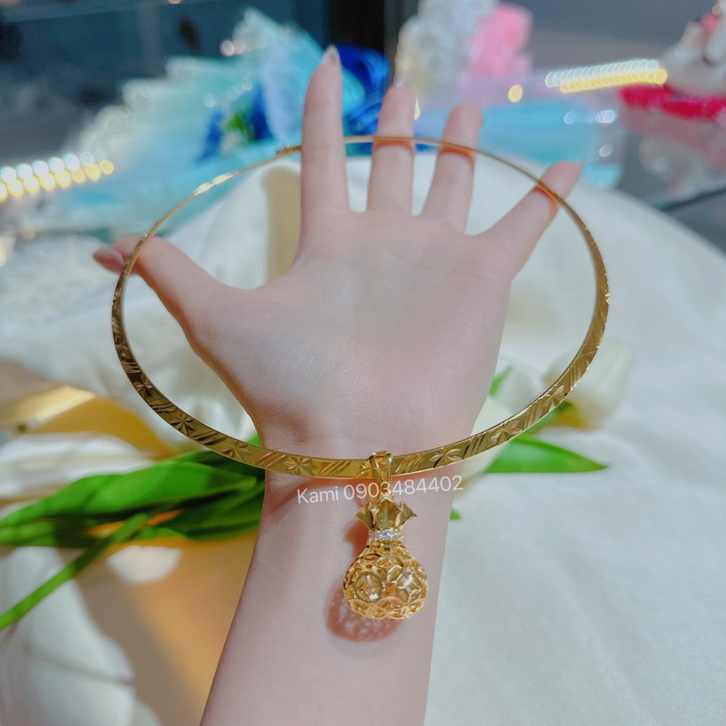 Kiềng cổ cứng kèm mặt mạ vàng Kami