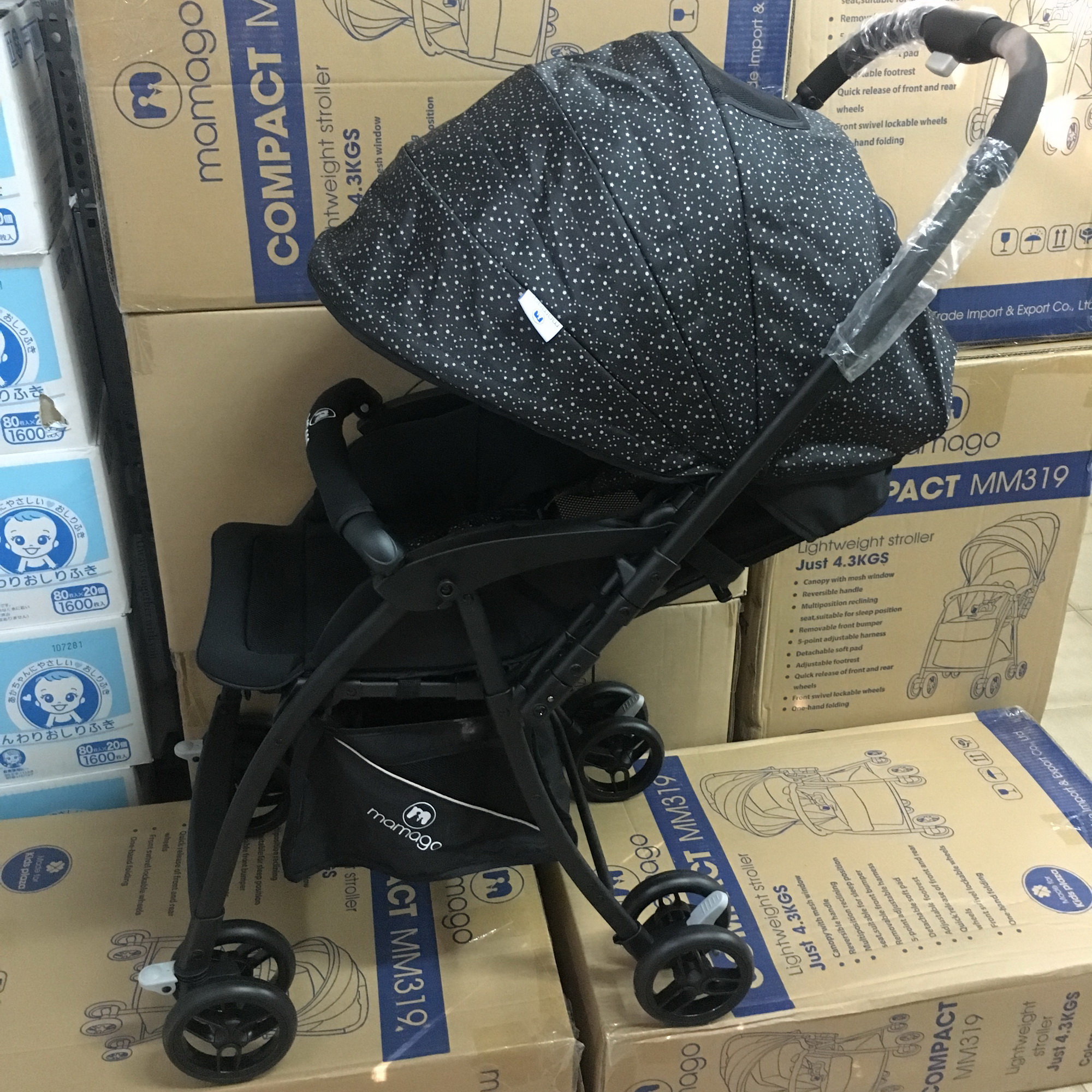 Xe đẩy em bé Kids Plaza Compact 319  (tên cũ Mamago Compact 319) màu đen