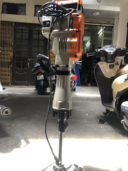 Máy đục bê tông kiêm đầm nền rk03-135 madein thái lan 2100wđa năng đục đầm tiện dụng 25 kg đục mũi 135mm