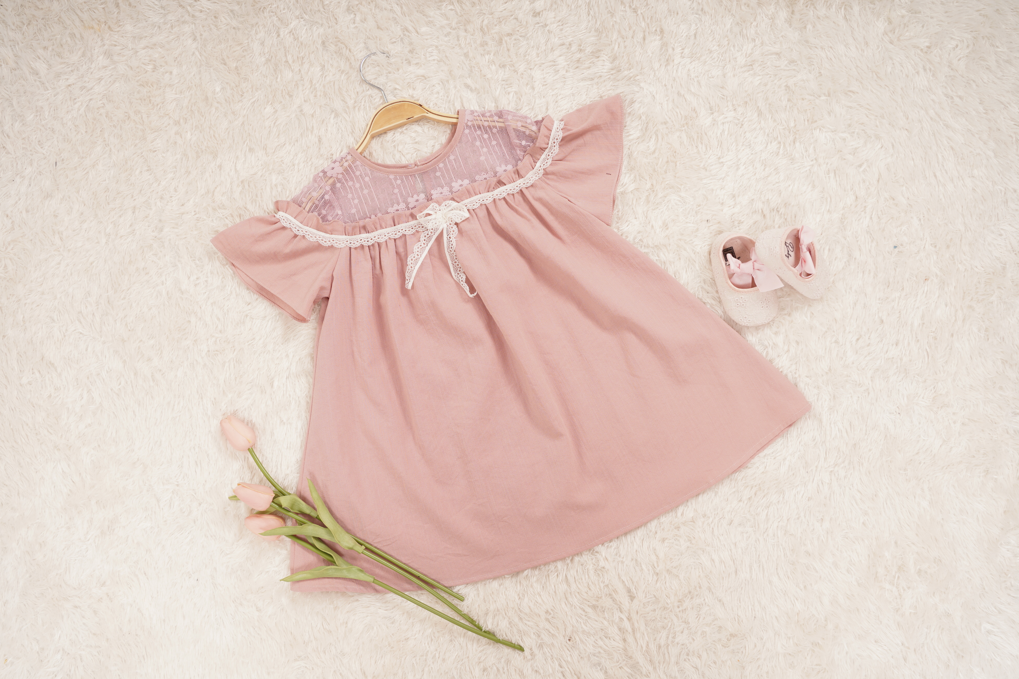 Váy hồng ren cổ, tay xoè búp bê M60
