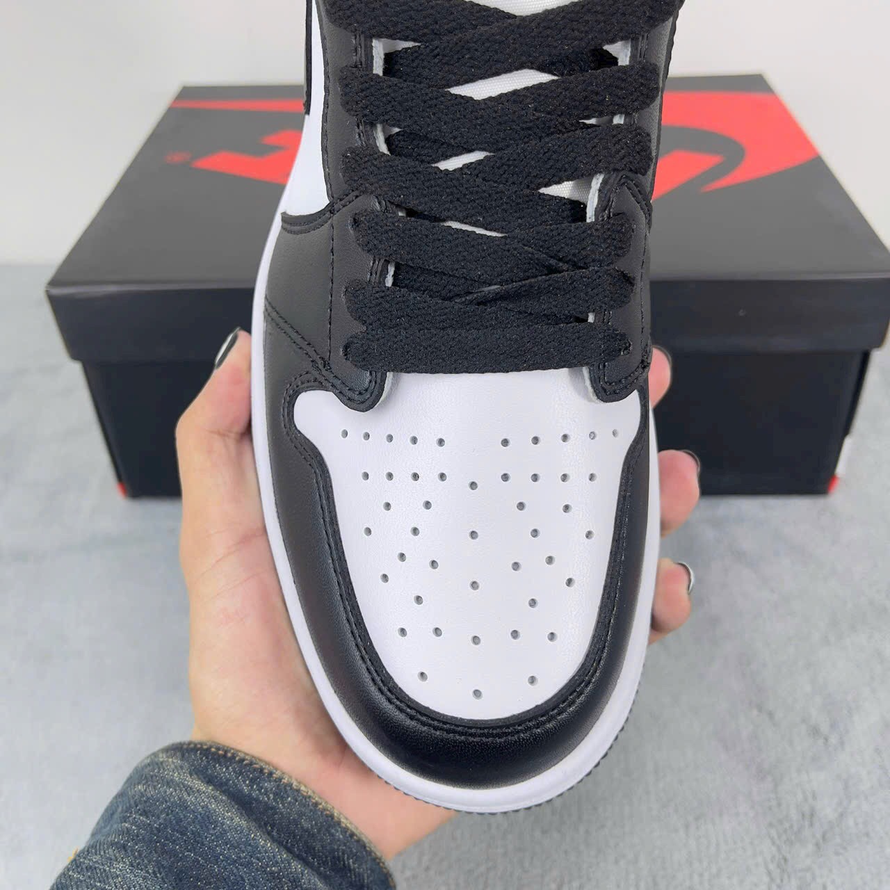NIKE AIR JORDAN 1 MID