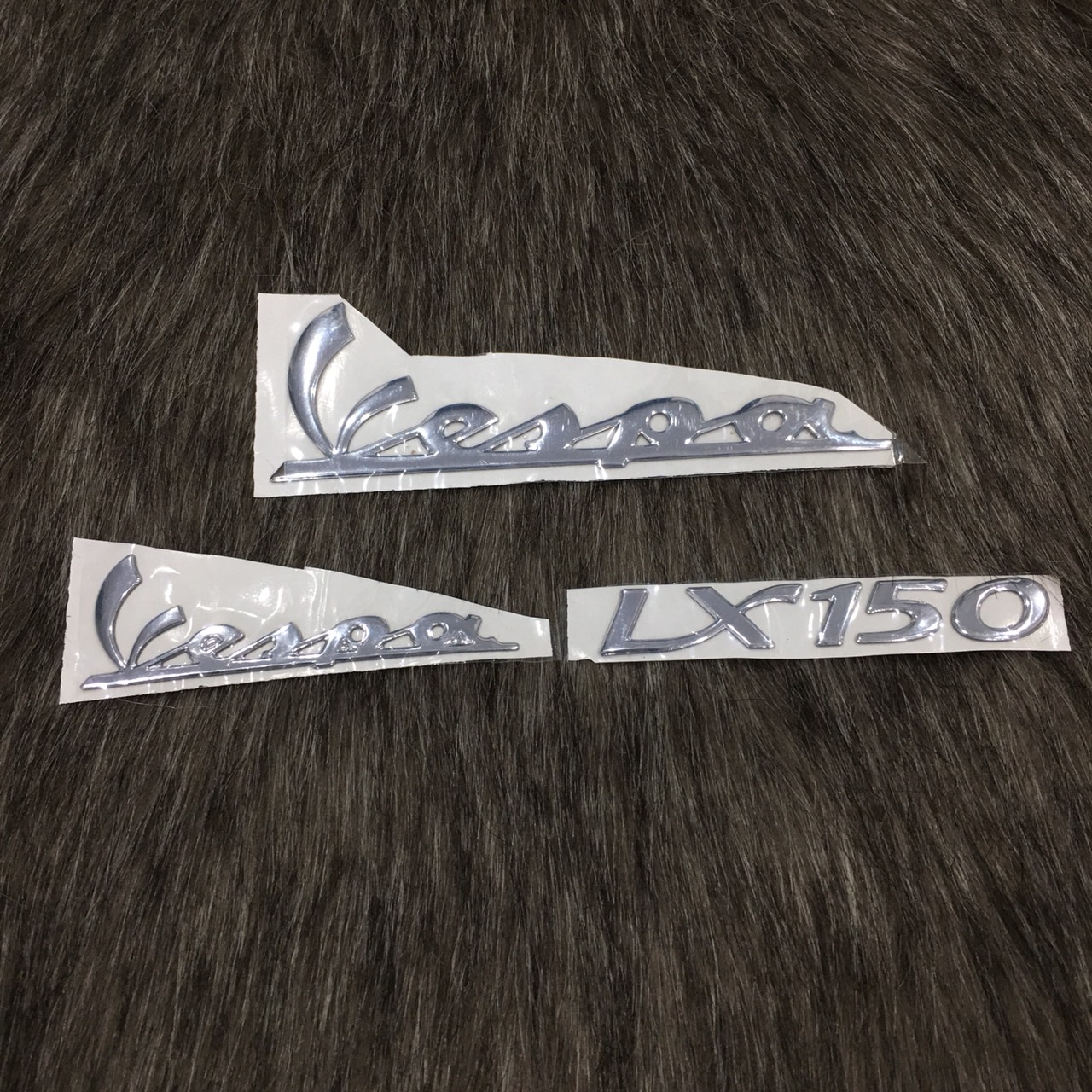 Tem vespa chữ nổi