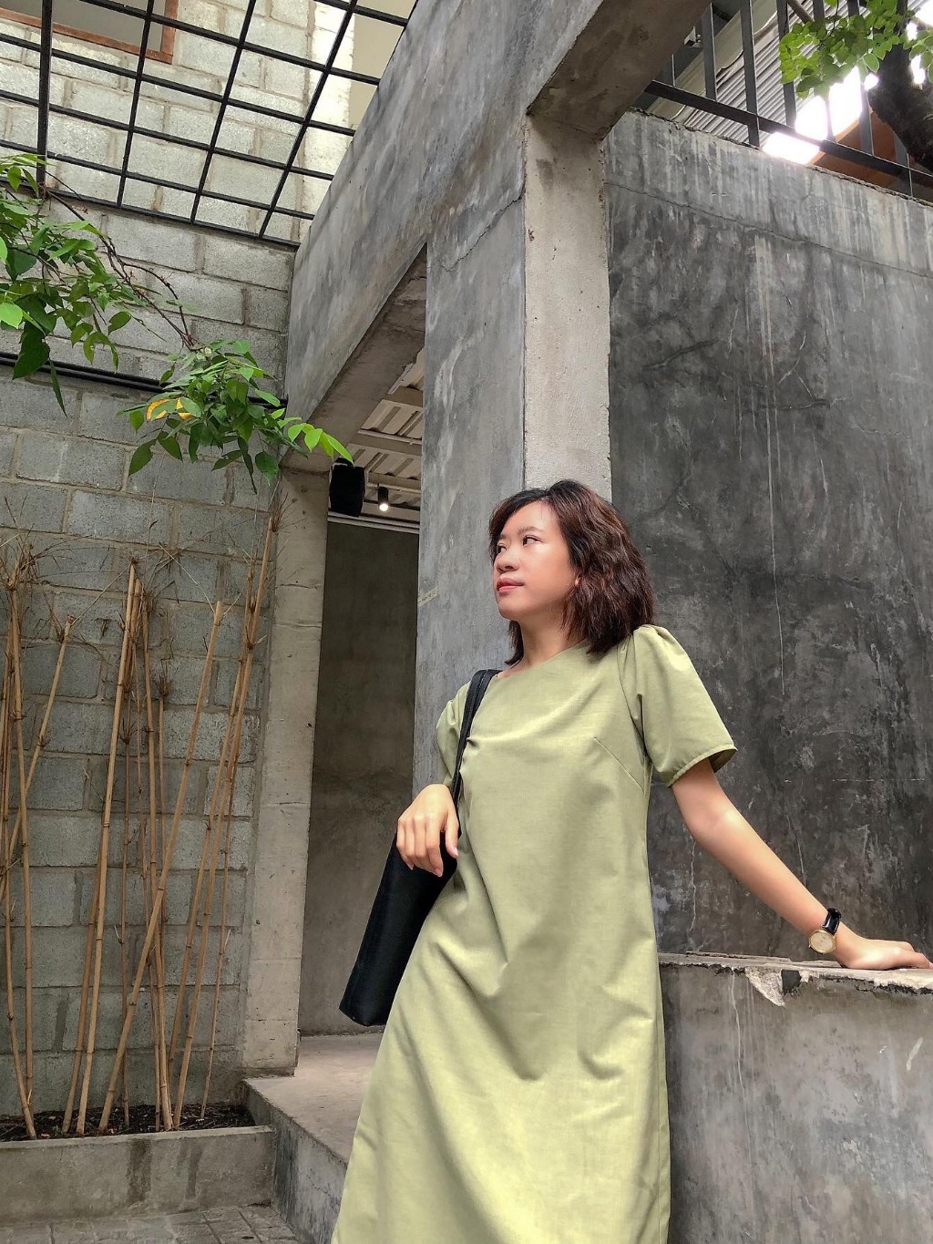 Đầm xoắn form xuông mặc được hai mặt