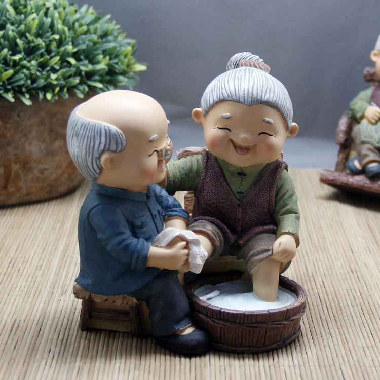 Tượng ông bà hạnh phúc - Rửa chân hạnh phúc