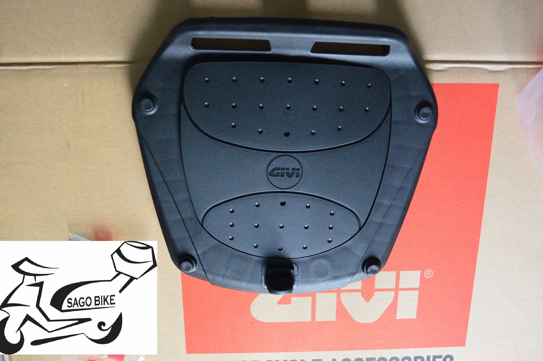 [HCM]Đế đệm givi MP70N đế nhựa lắp cho baga và tiện lợi khi lắp thùng sau xe