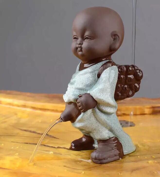 Tượng chú tiểu đứng tè trắng xám185k/ tượng