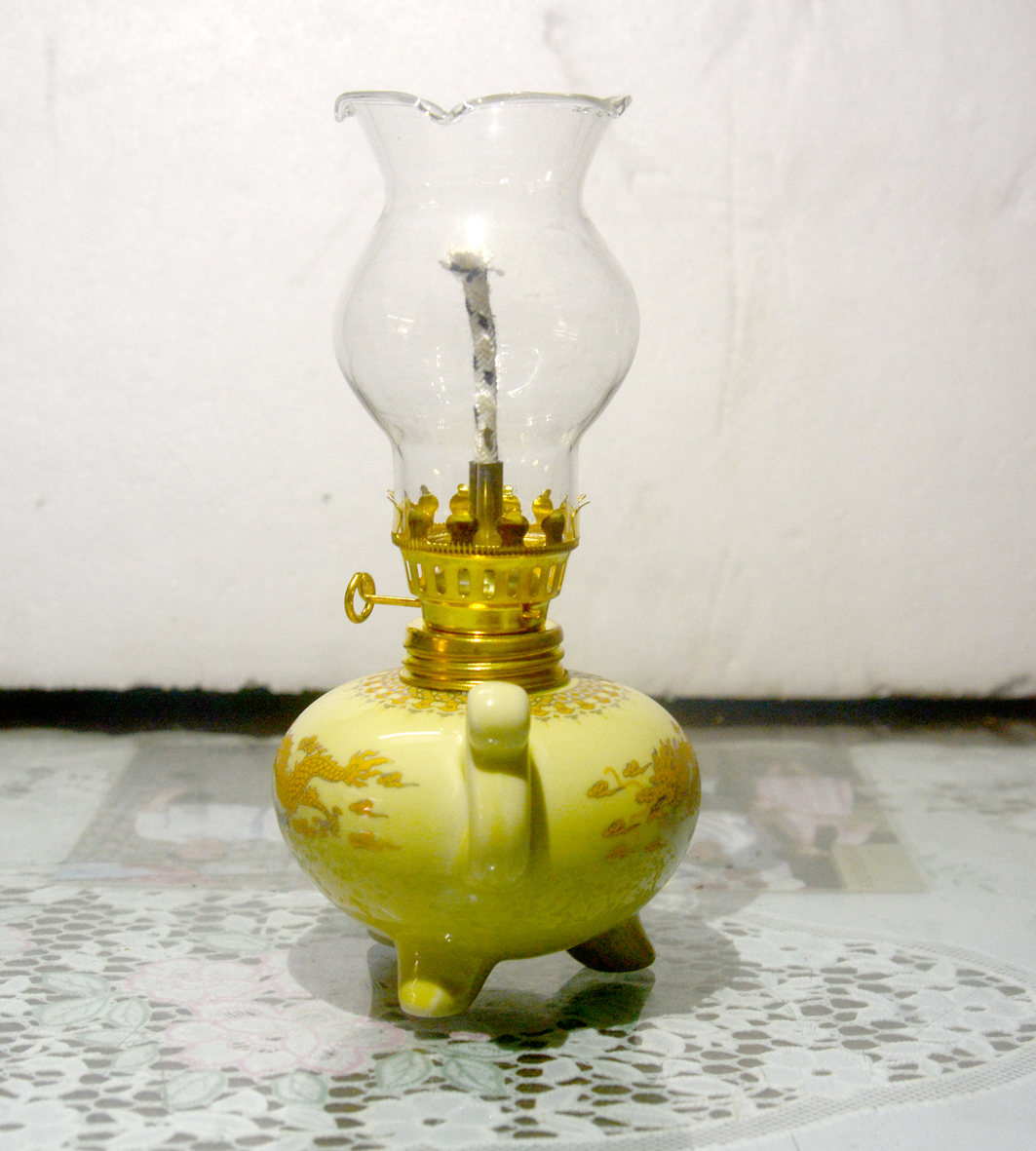 Đèn dầu sứ rồng vàng